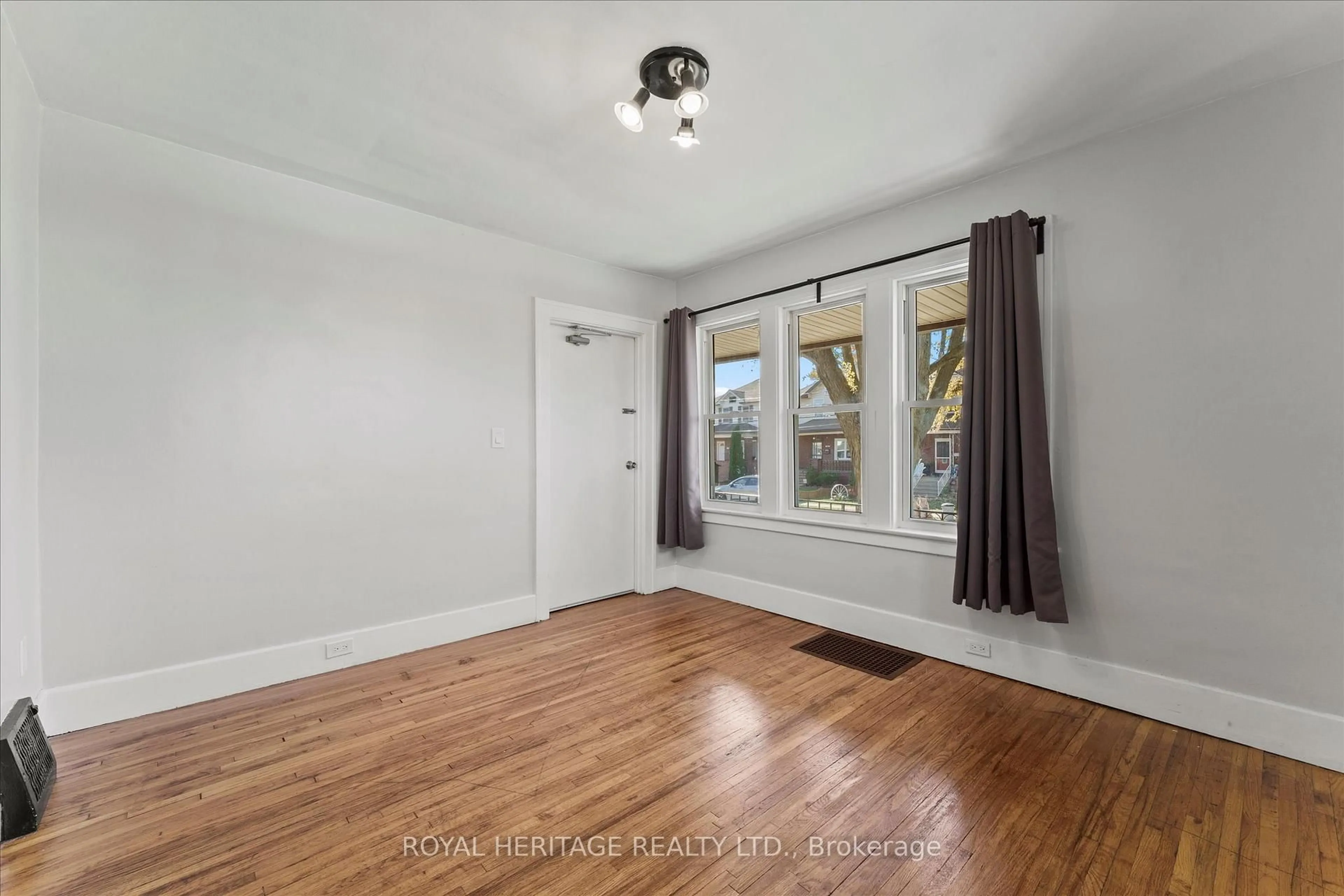 A pic of a room for 1150 Elm Ave, Windsor Ontario N9A 5H9