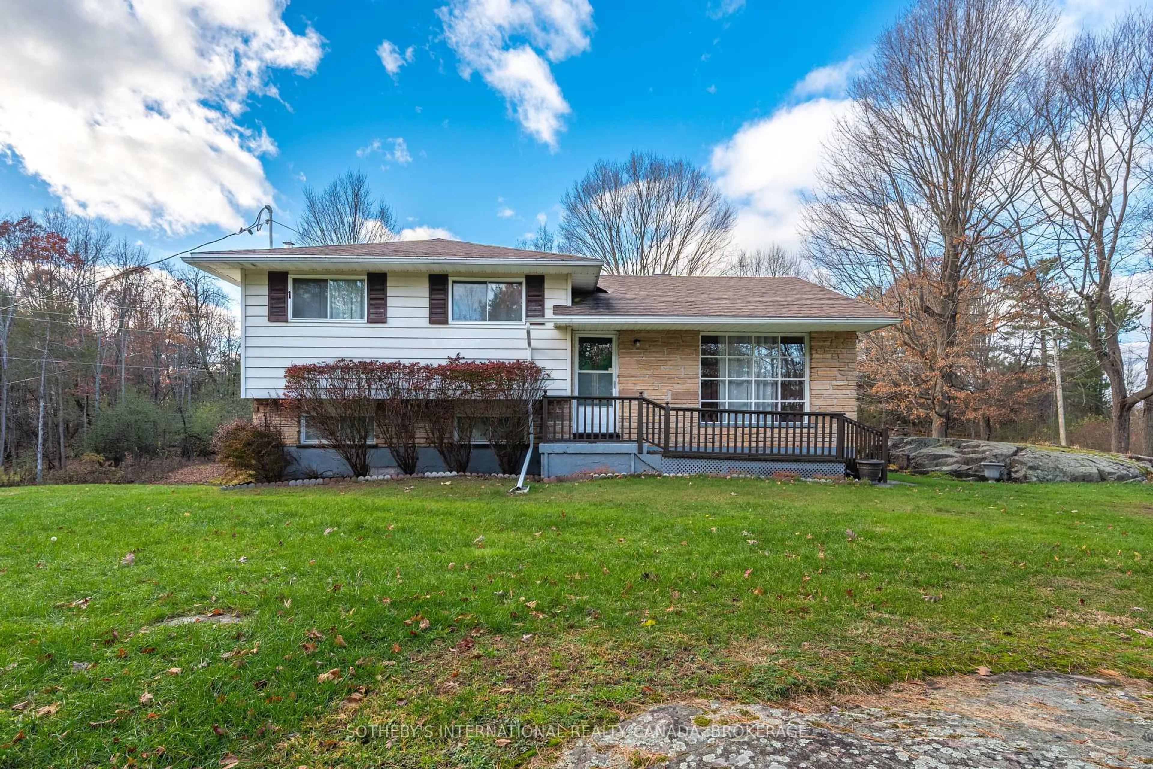 Home with vinyl exterior material, unknown for 638 Thousand Islands Pky Pkwy, Front of Leeds & Seeleys Bay Ontario K0E 1L0