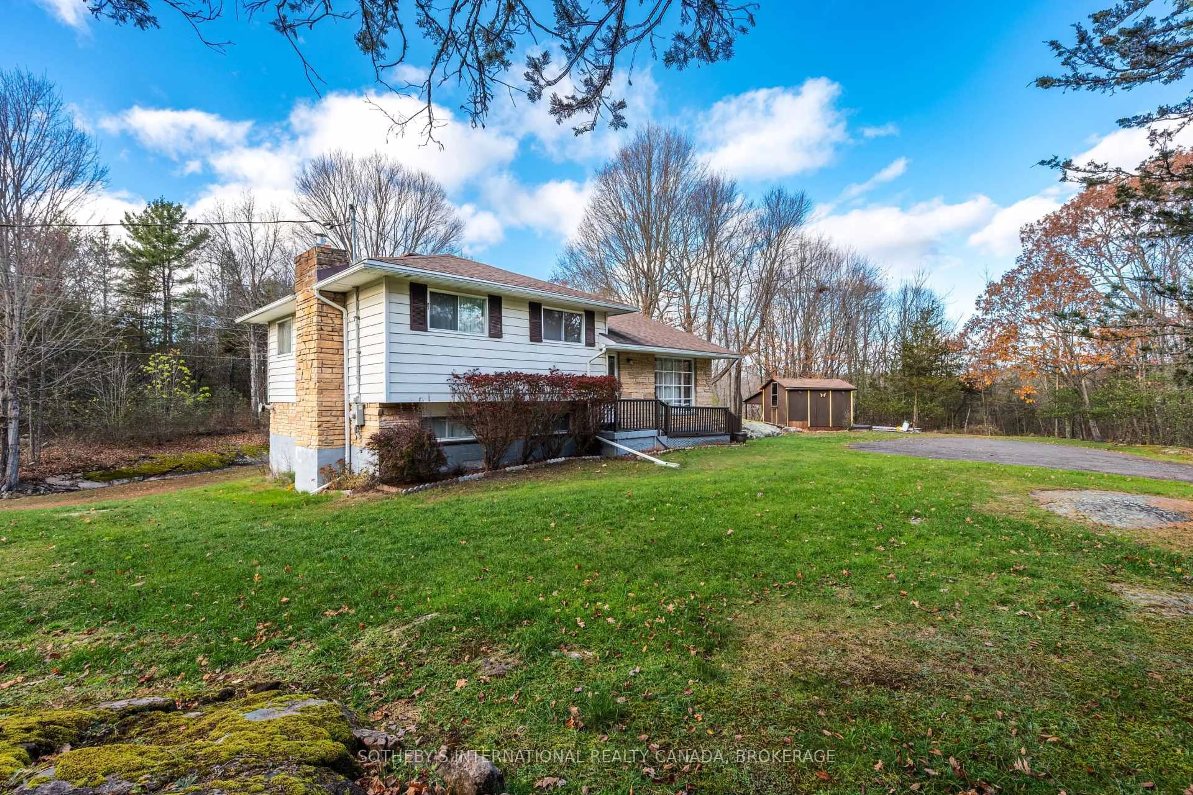 A pic from outside/outdoor area/front of a property/back of a property/a pic from drone, unknown for 638 Thousand Islands Pky Pkwy, Front of Leeds & Seeleys Bay Ontario K0E 1L0