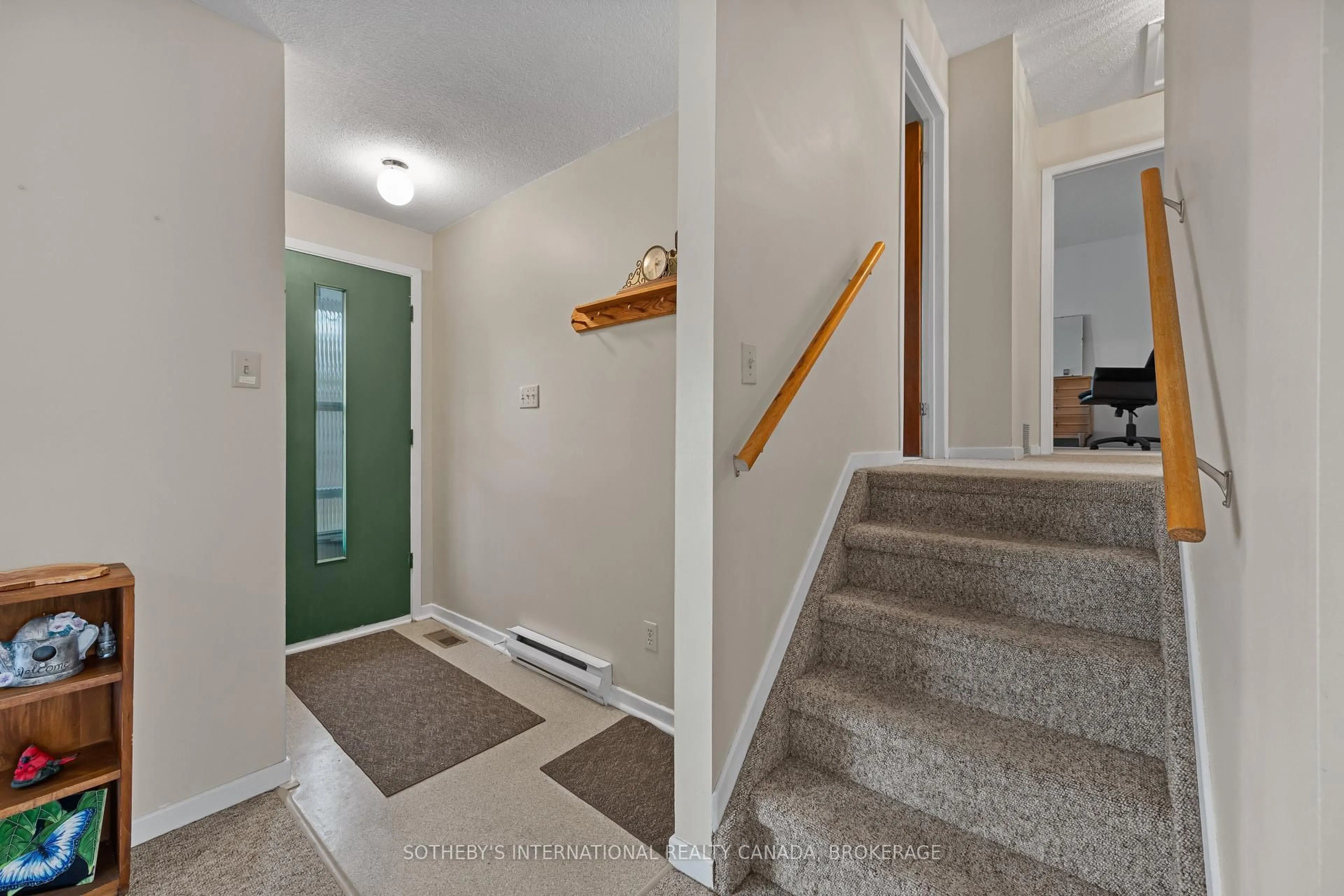 Indoor entryway for 638 Thousand Islands Pky Pkwy, Front of Leeds & Seeleys Bay Ontario K0E 1L0