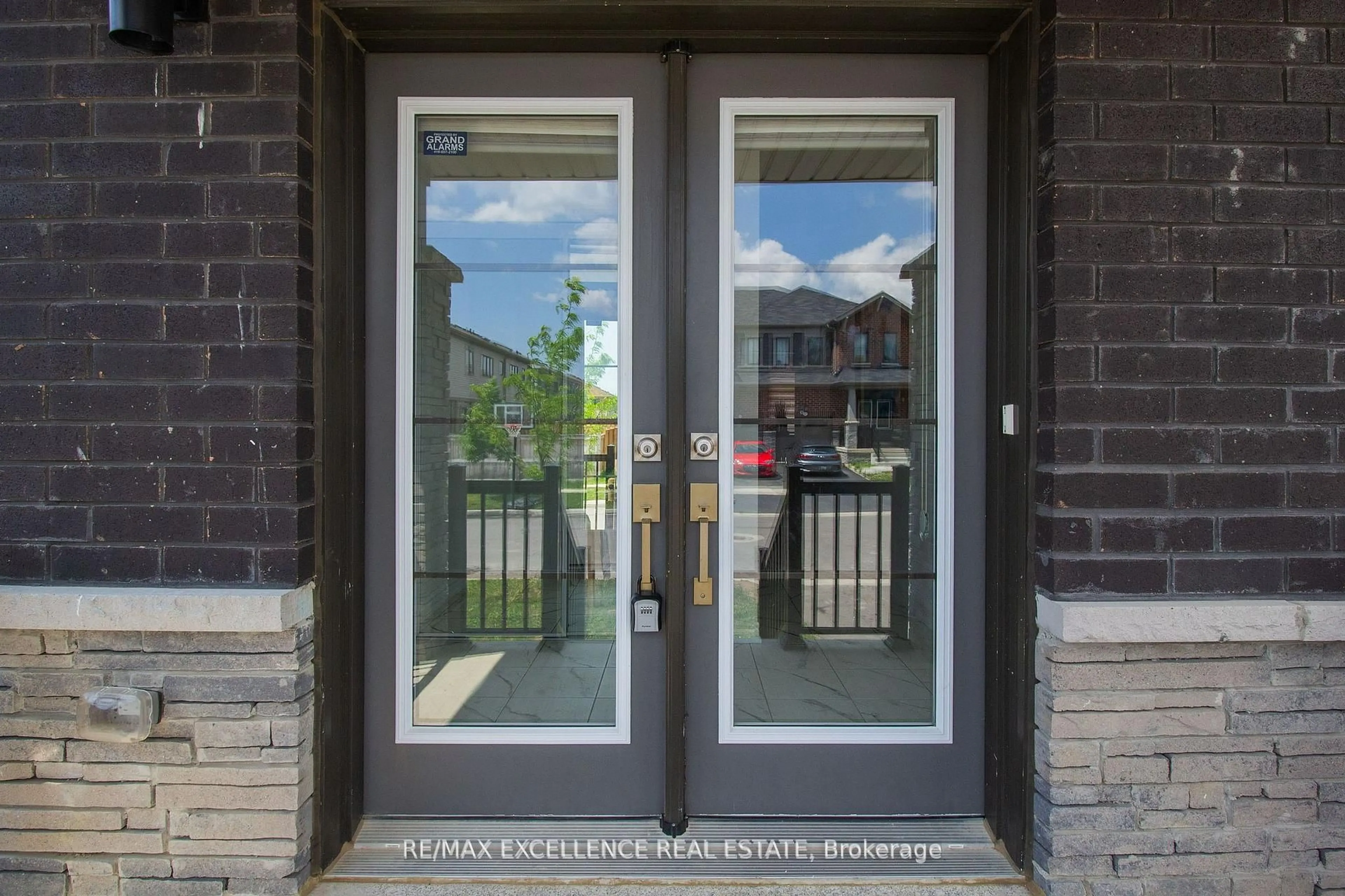 Indoor entryway for 49 MALCOLM Cres, Haldimand Ontario N3W 0E9