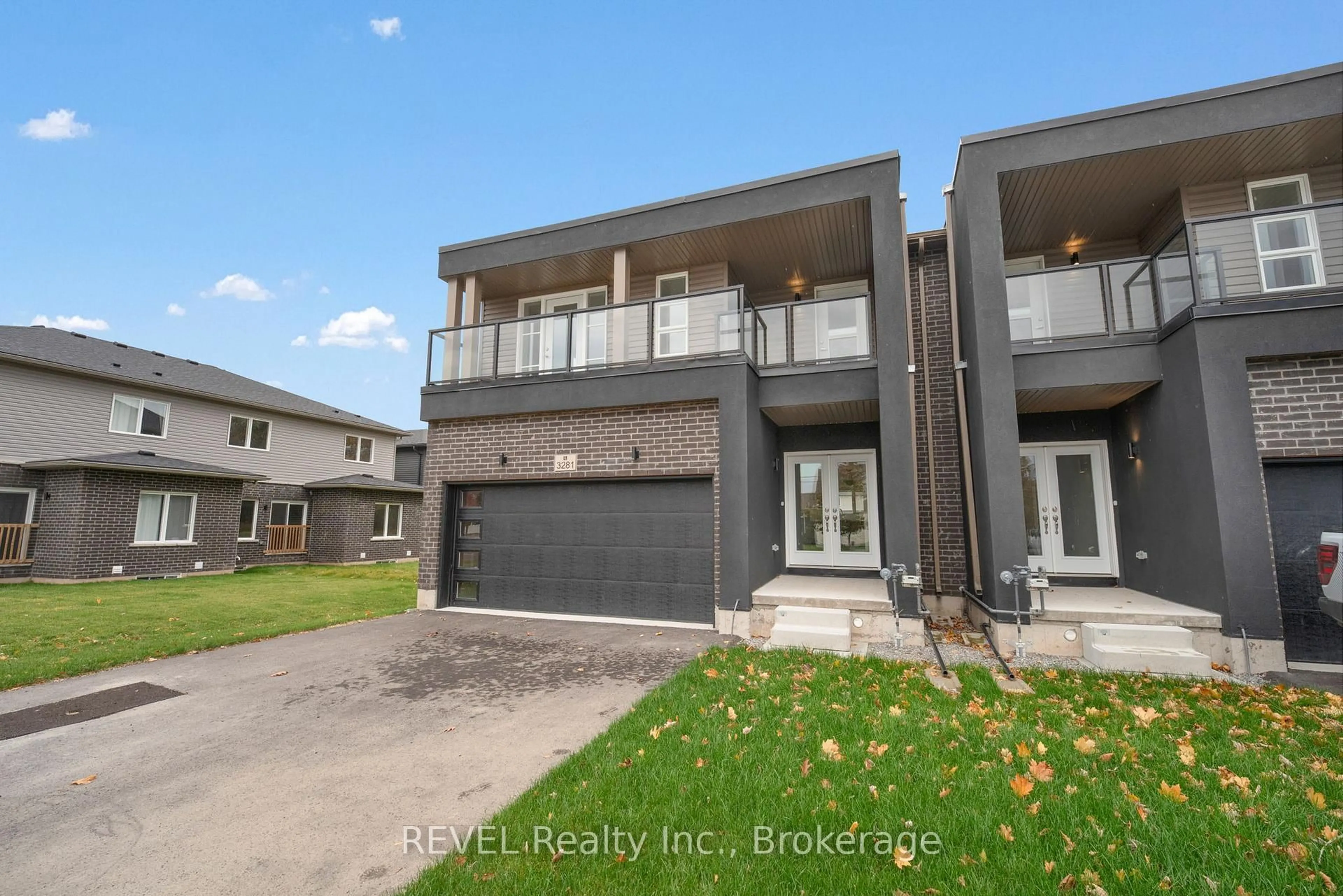 A pic from outside/outdoor area/front of a property/back of a property/a pic from drone, street for 3281 Dominion Rd, Fort Erie Ontario L0S 1N0