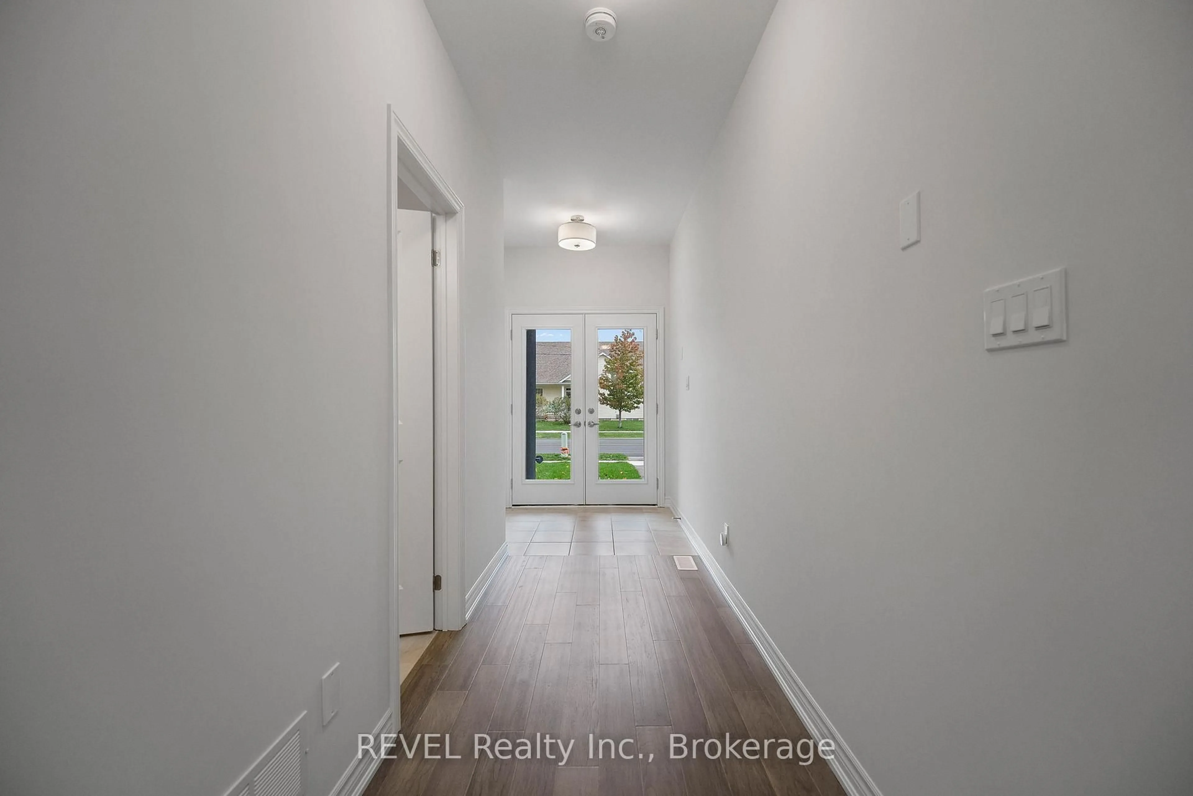 Indoor entryway for 3281 Dominion Rd, Fort Erie Ontario L0S 1N0