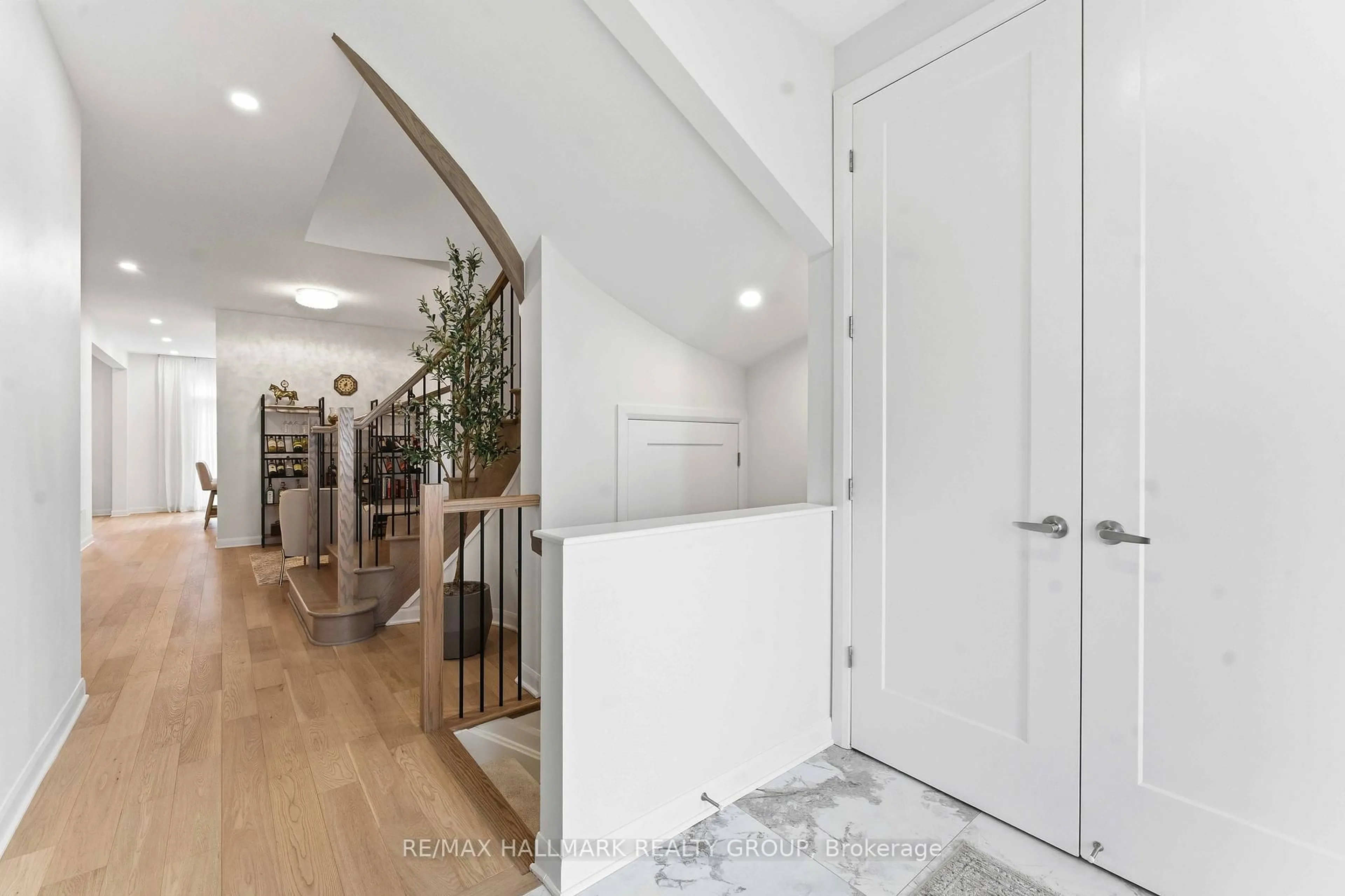 Indoor entryway for 66 Narrows Pl, Manotick Ontario K4M 0W8