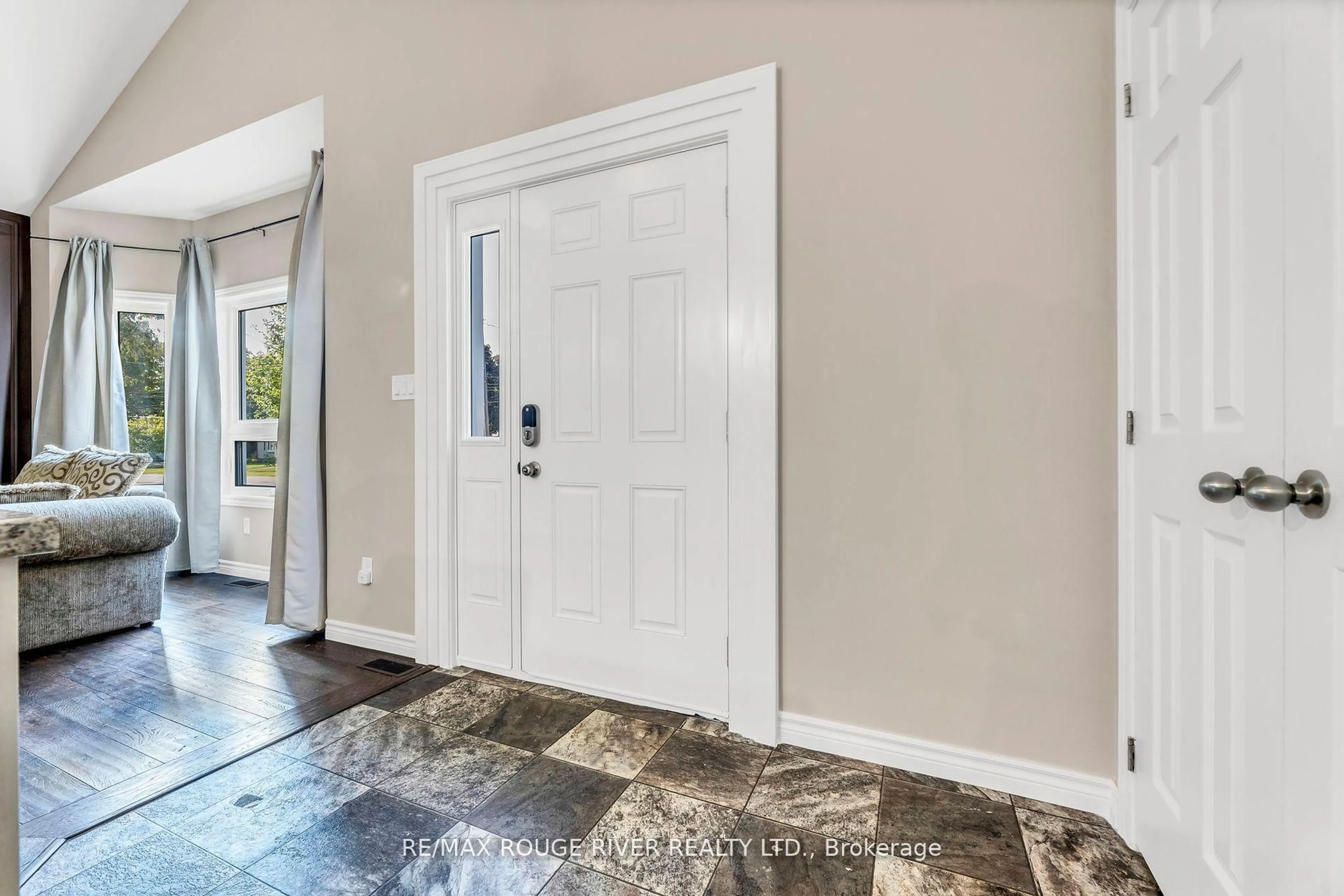 Indoor entryway for 100 Queen St, Kawartha Lakes Ontario K0M 1N0