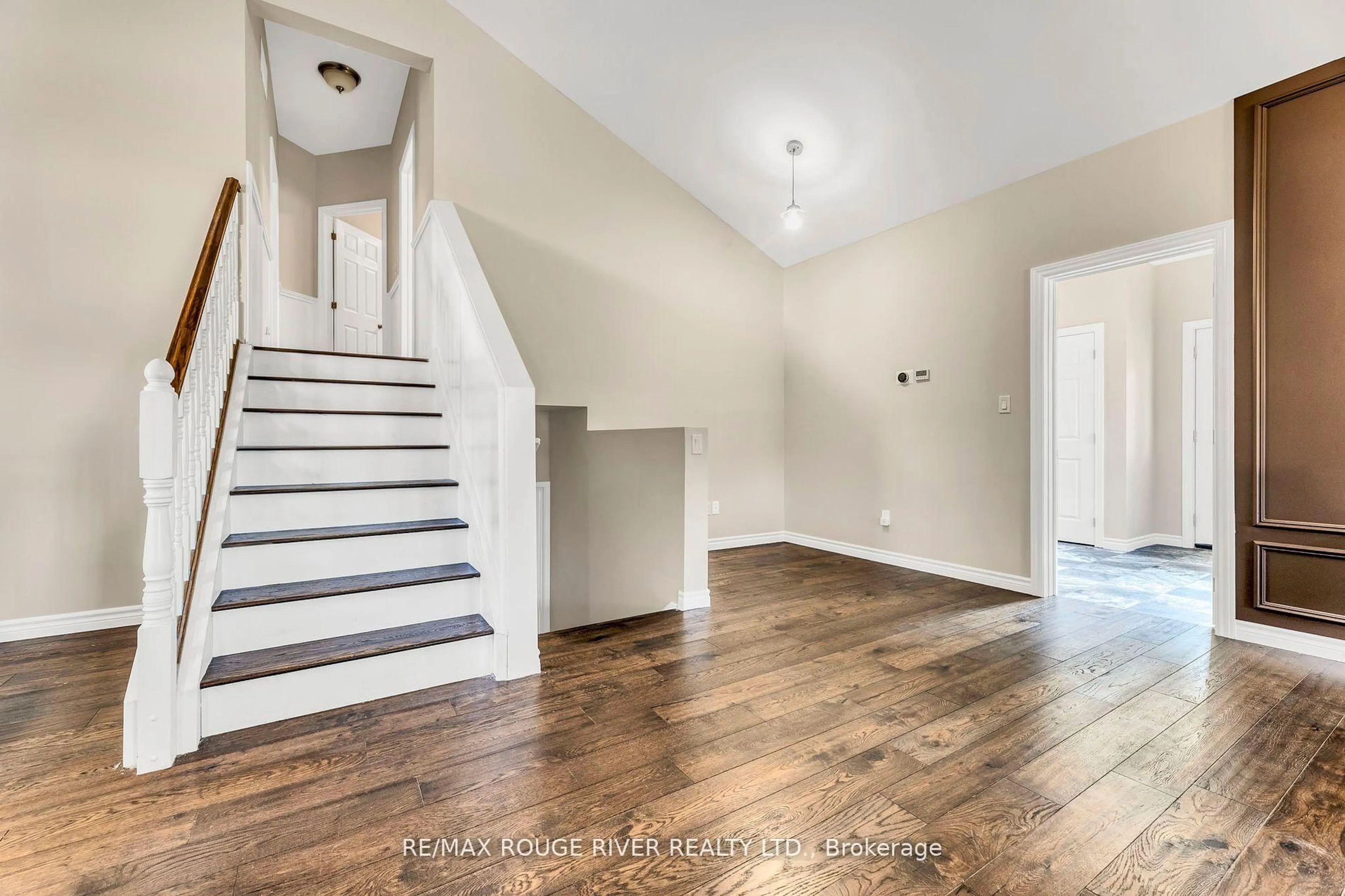 Indoor entryway for 100 Queen St, Kawartha Lakes Ontario K0M 1N0