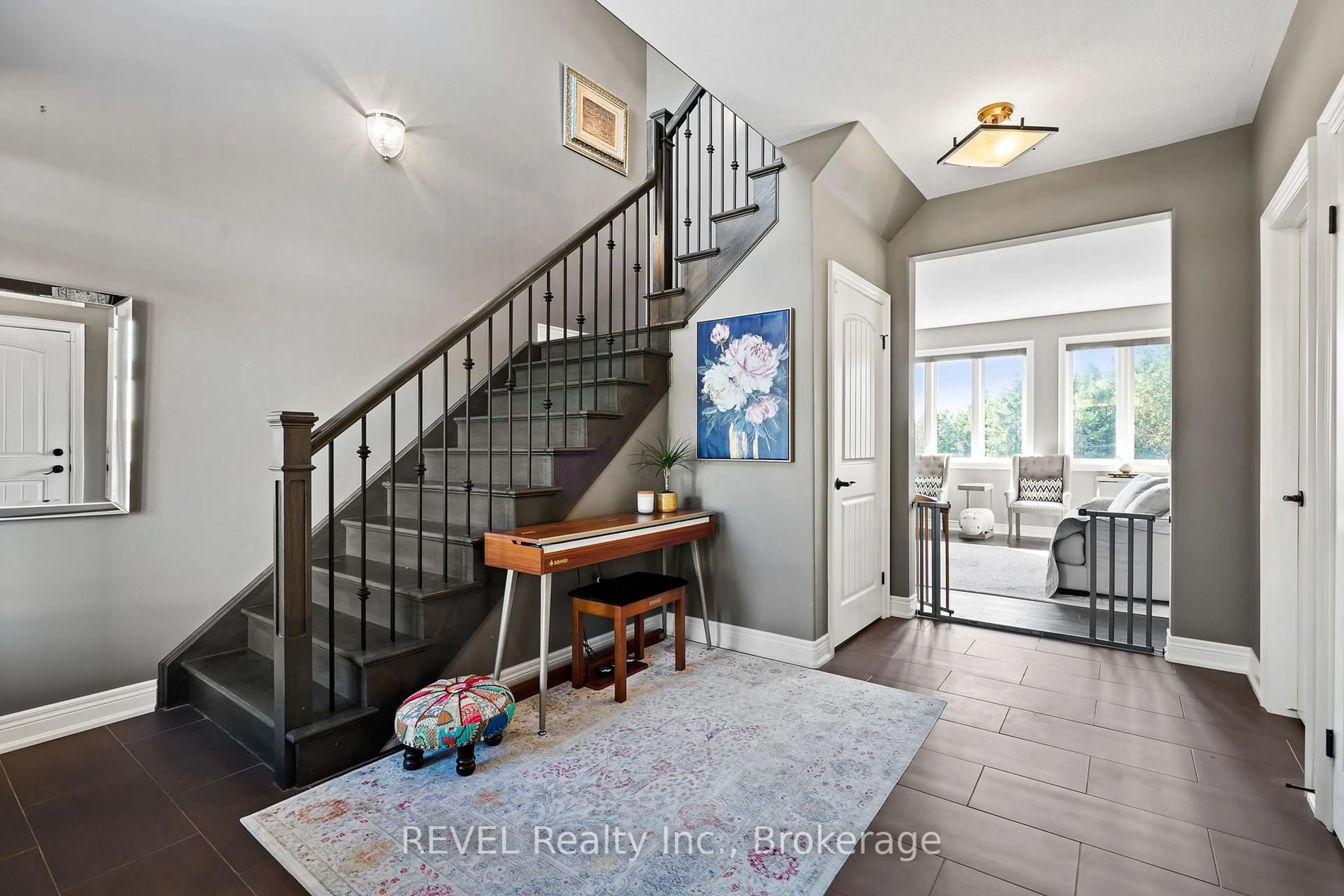 Indoor entryway for 5767 Osprey Ave, Niagara Falls Ontario L2H 0G2