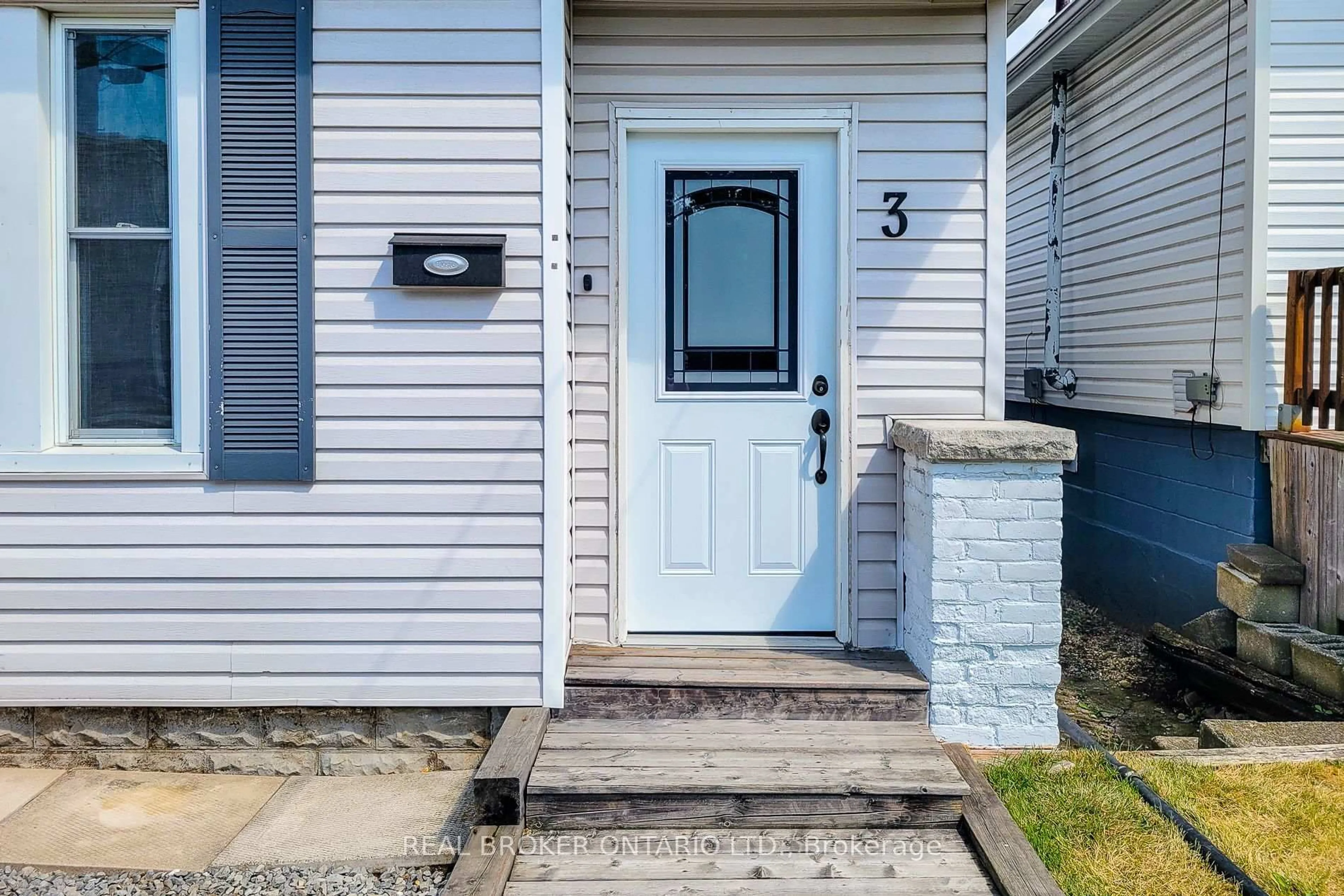 Unknown for 3 East 33rd St, Hamilton Ontario L8V 3S9