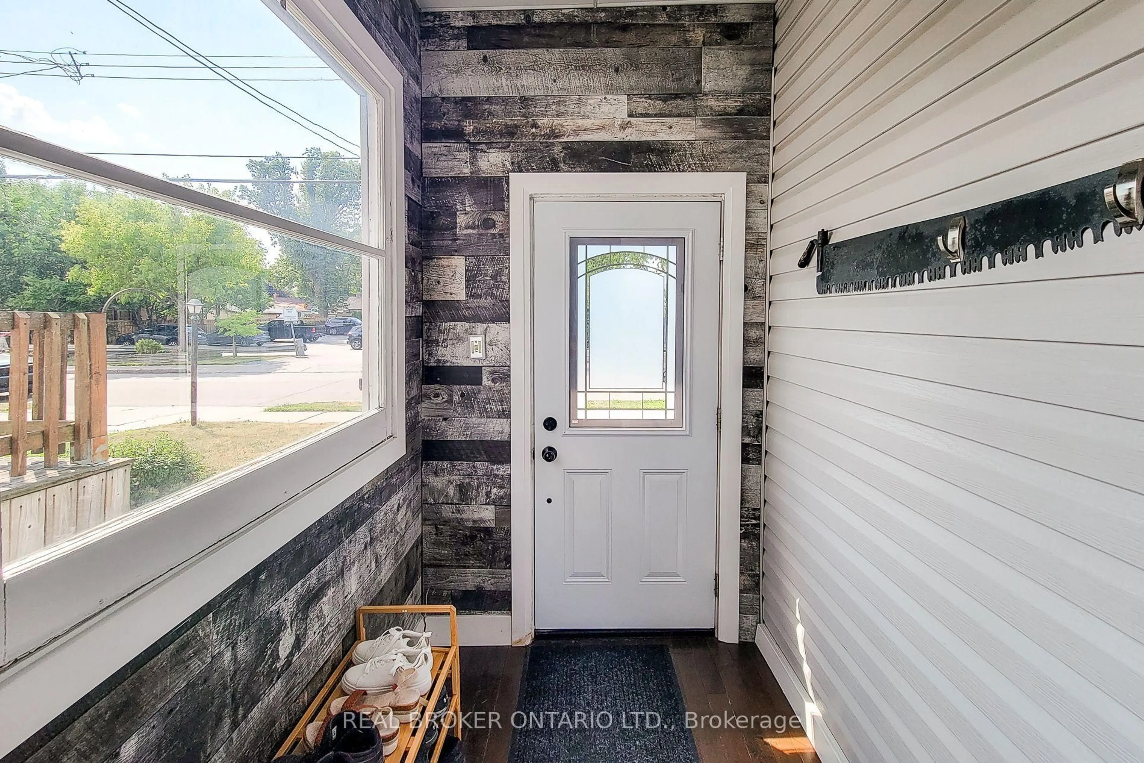 Indoor entryway for 3 East 33rd St, Hamilton Ontario L8V 3S9