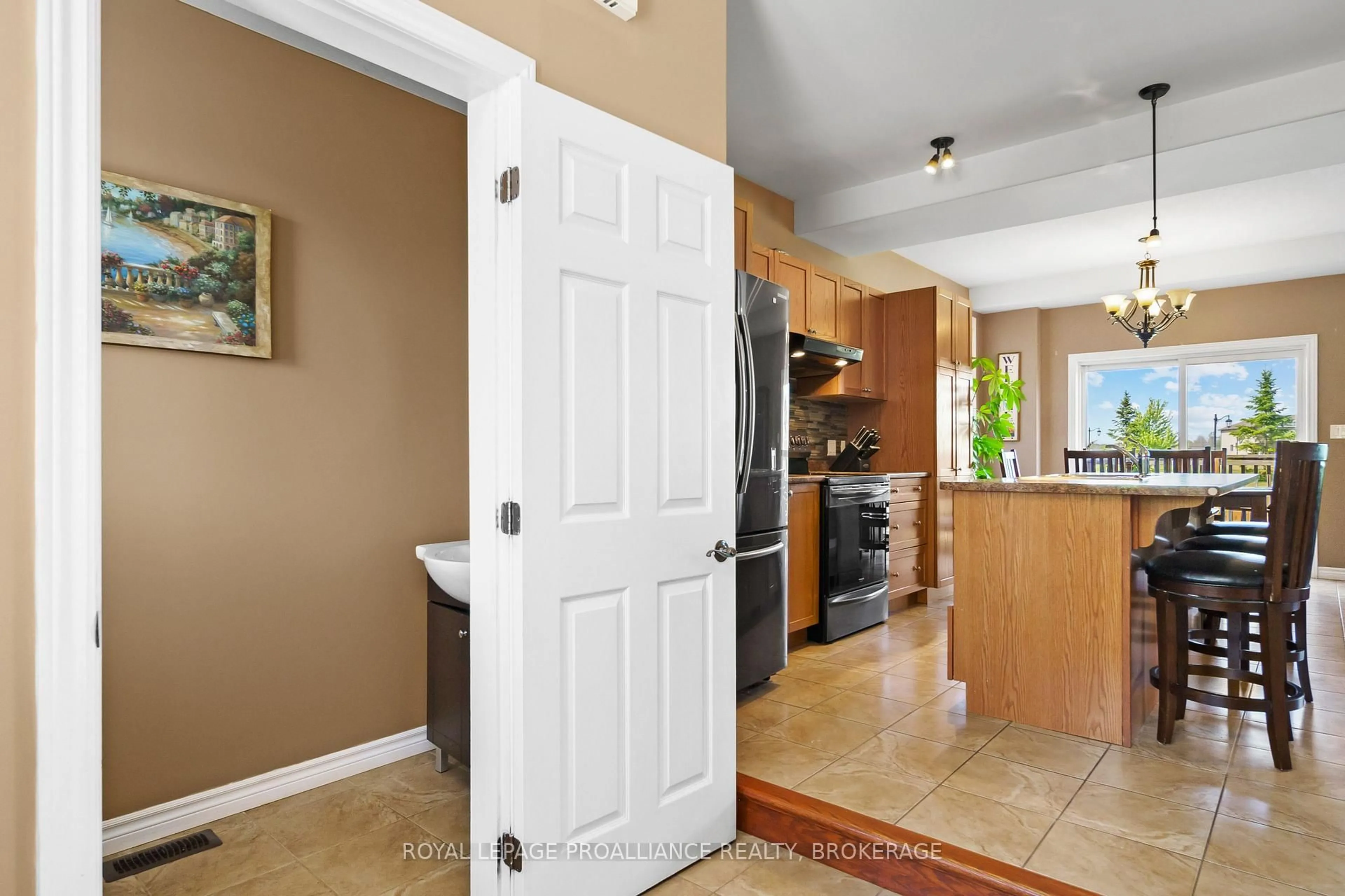 Indoor entryway for 121 BLAKELY St, Loyalist Ontario K7N 0A3