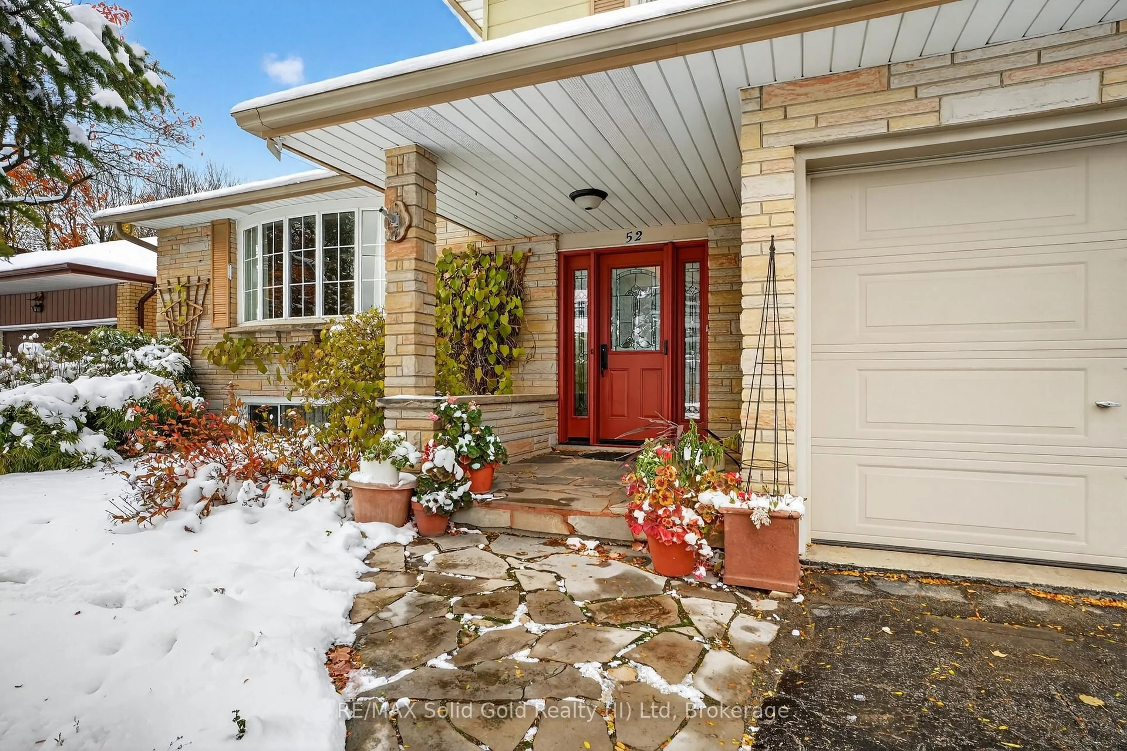 Indoor entryway for 52 Wilkins Dr, Kitchener Ontario N2E 1L2