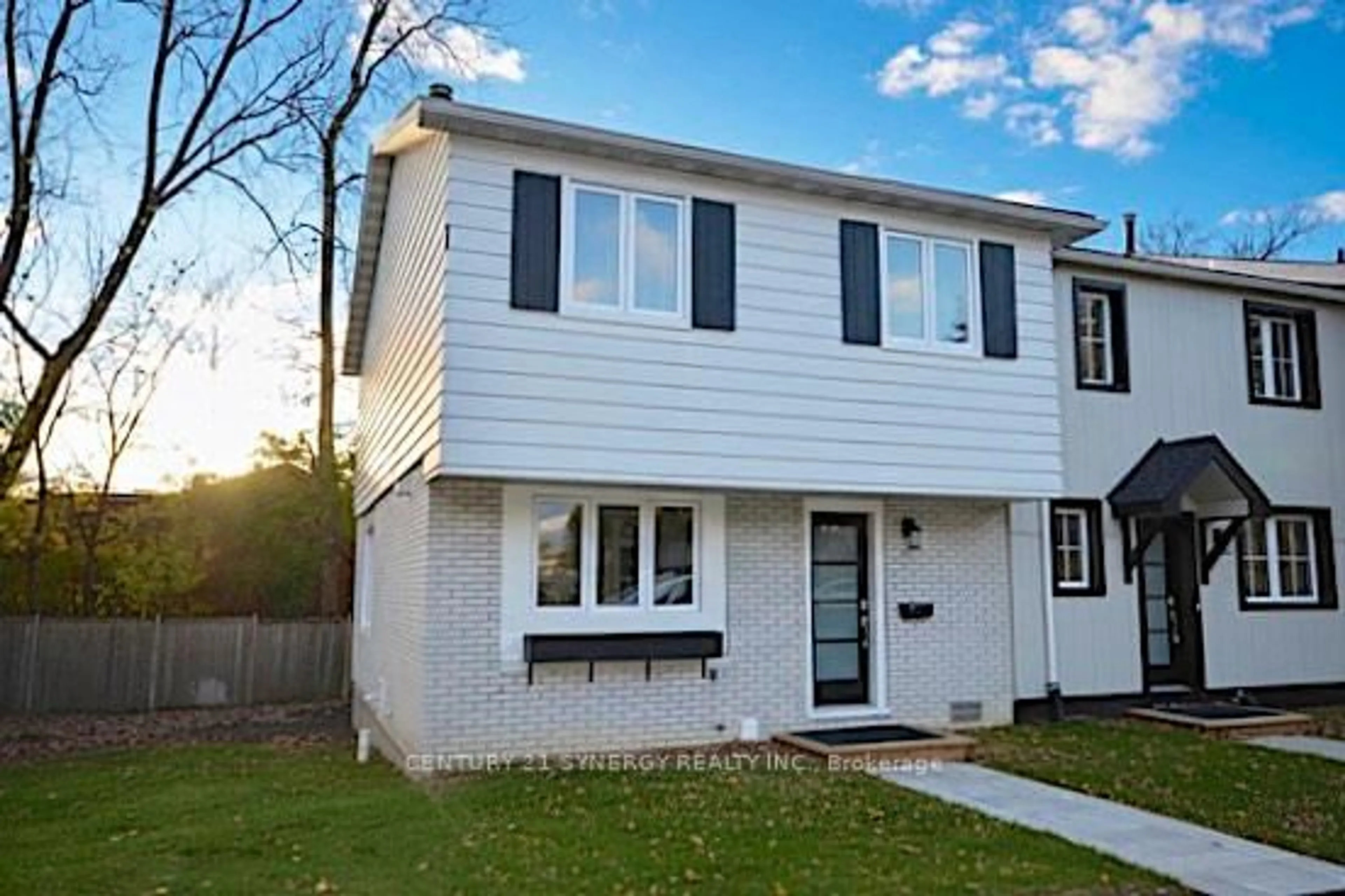Home with vinyl exterior material, street for 660 Hochelaga St #34, Ottawa Ontario K1K 2E9
