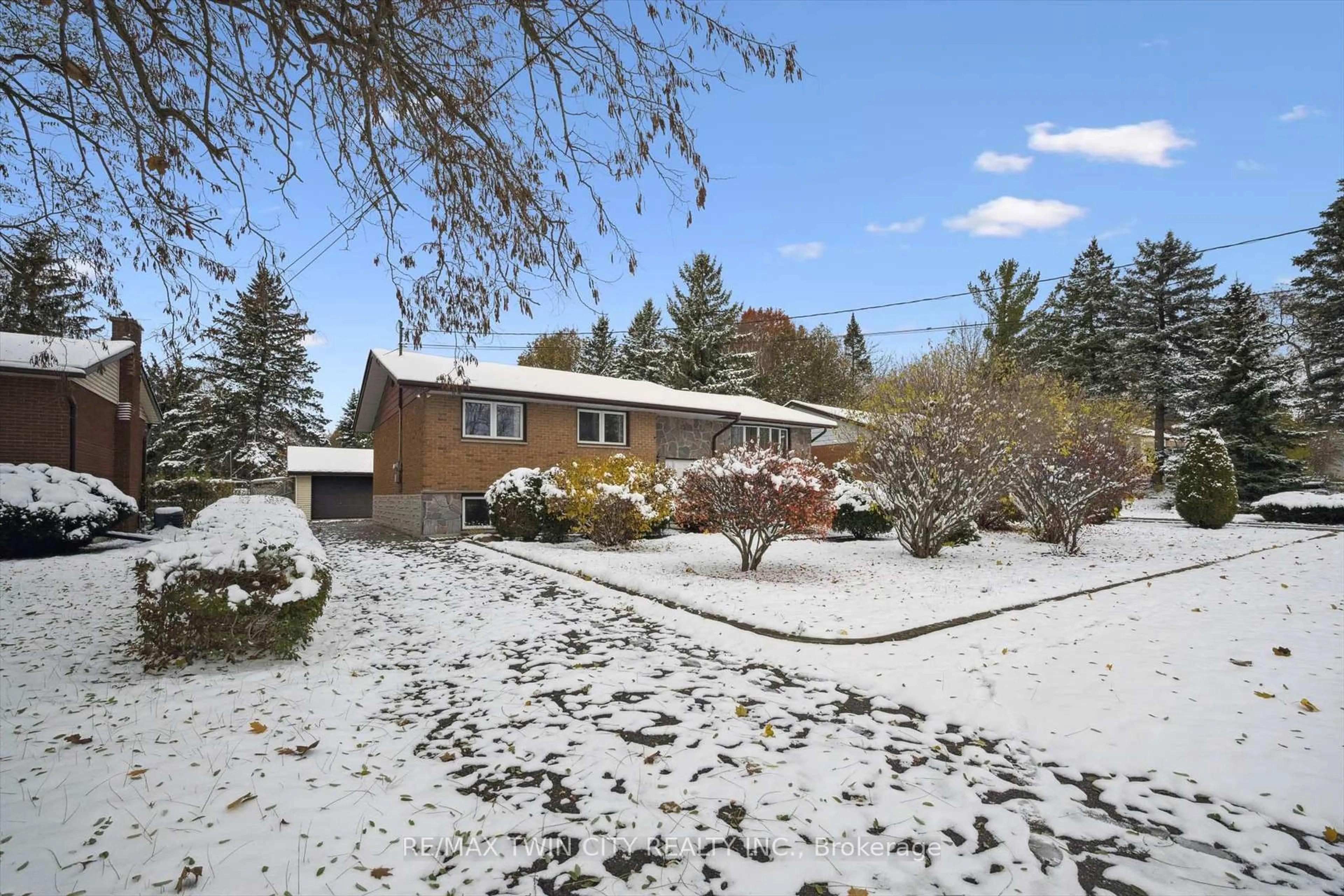 A pic from outside/outdoor area/front of a property/back of a property/a pic from drone, street for 172 Abraham St, Cambridge Ontario N3H 1H5