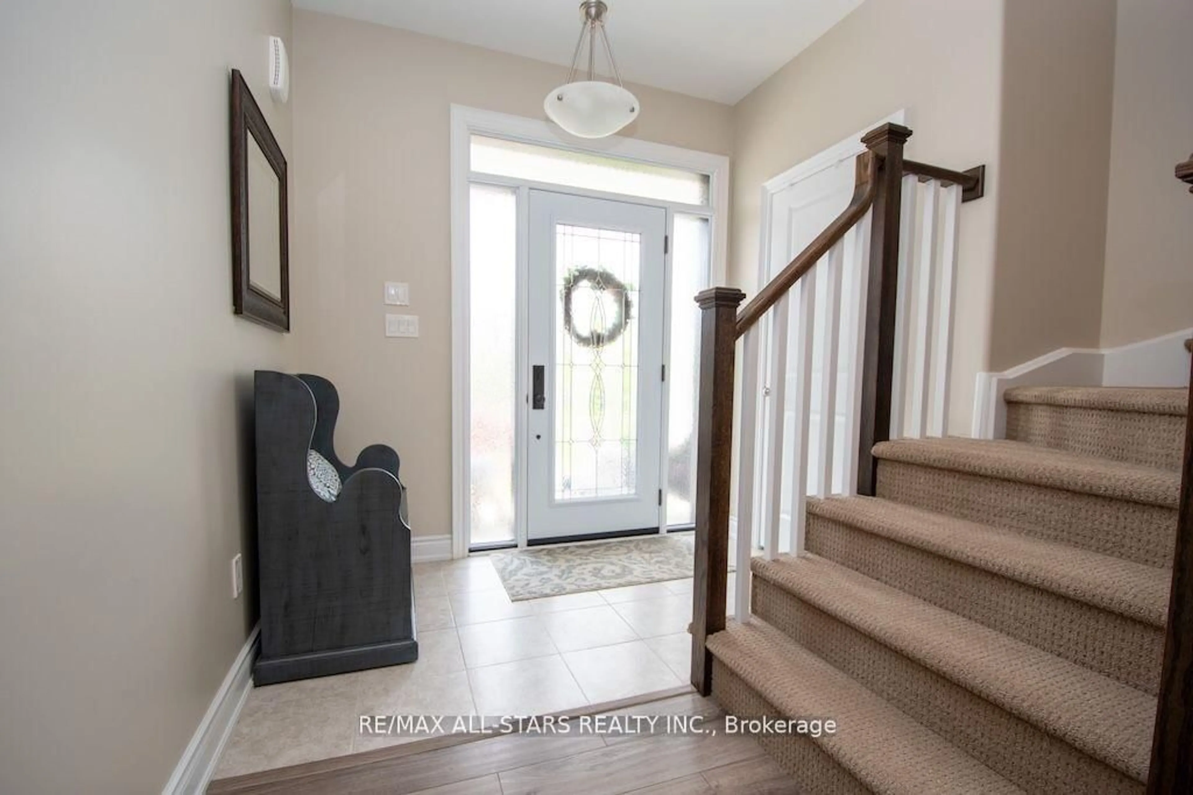 Indoor entryway for 10 Silverbrook Ave, Kawartha Lakes Ontario K9V 0L9