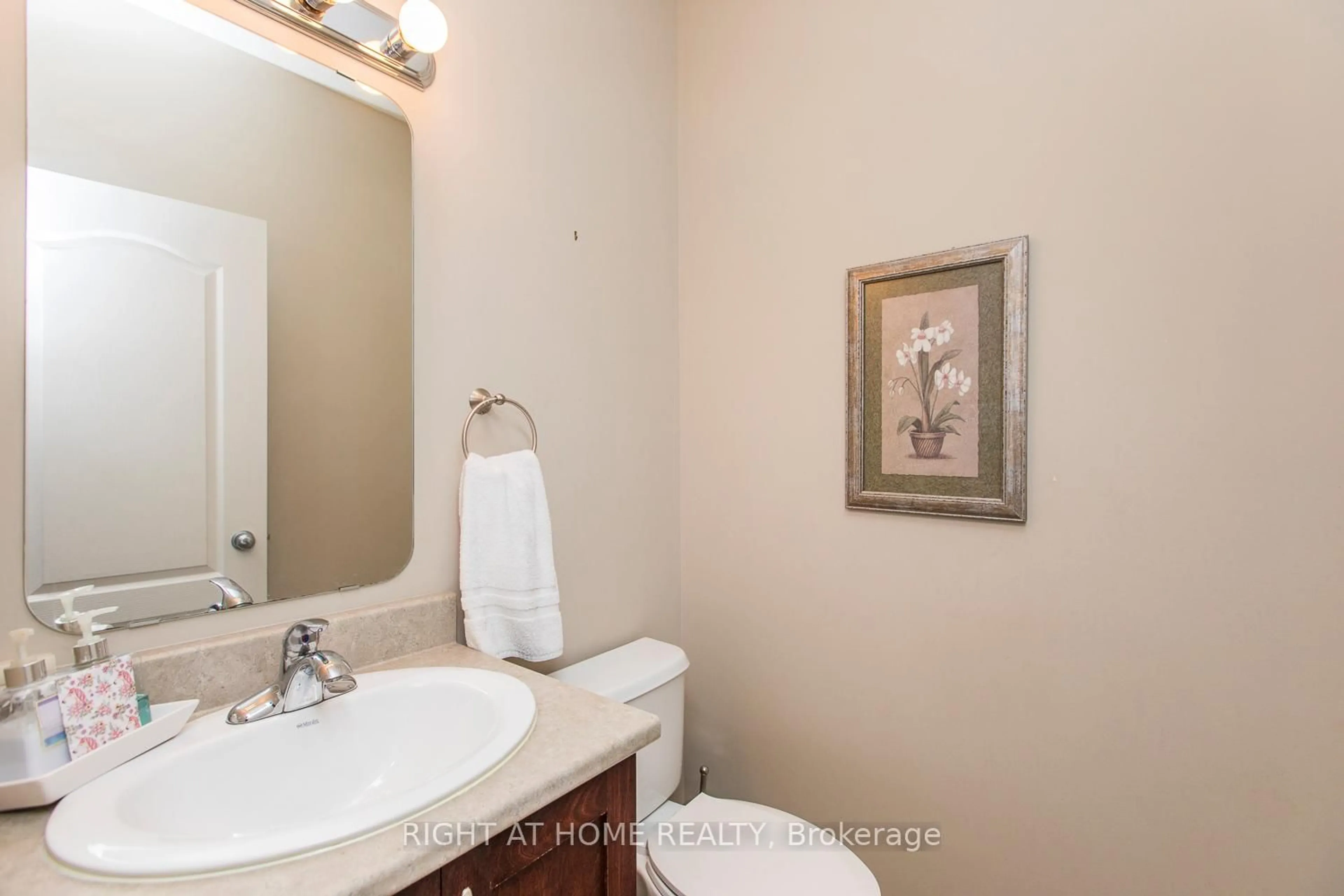 Standard bathroom, ceramic/tile floor for 241 Badgeley Ave, Ottawa Ontario K2T 0A7