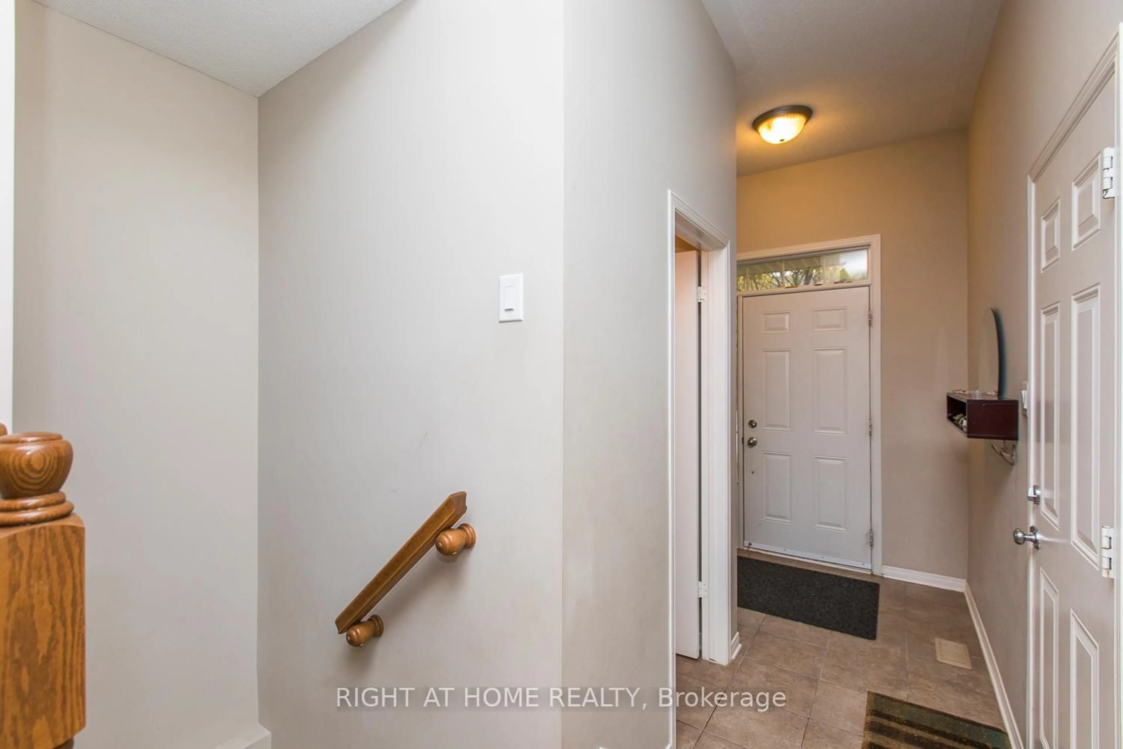 Indoor entryway for 241 Badgeley Ave, Ottawa Ontario K2T 0A7