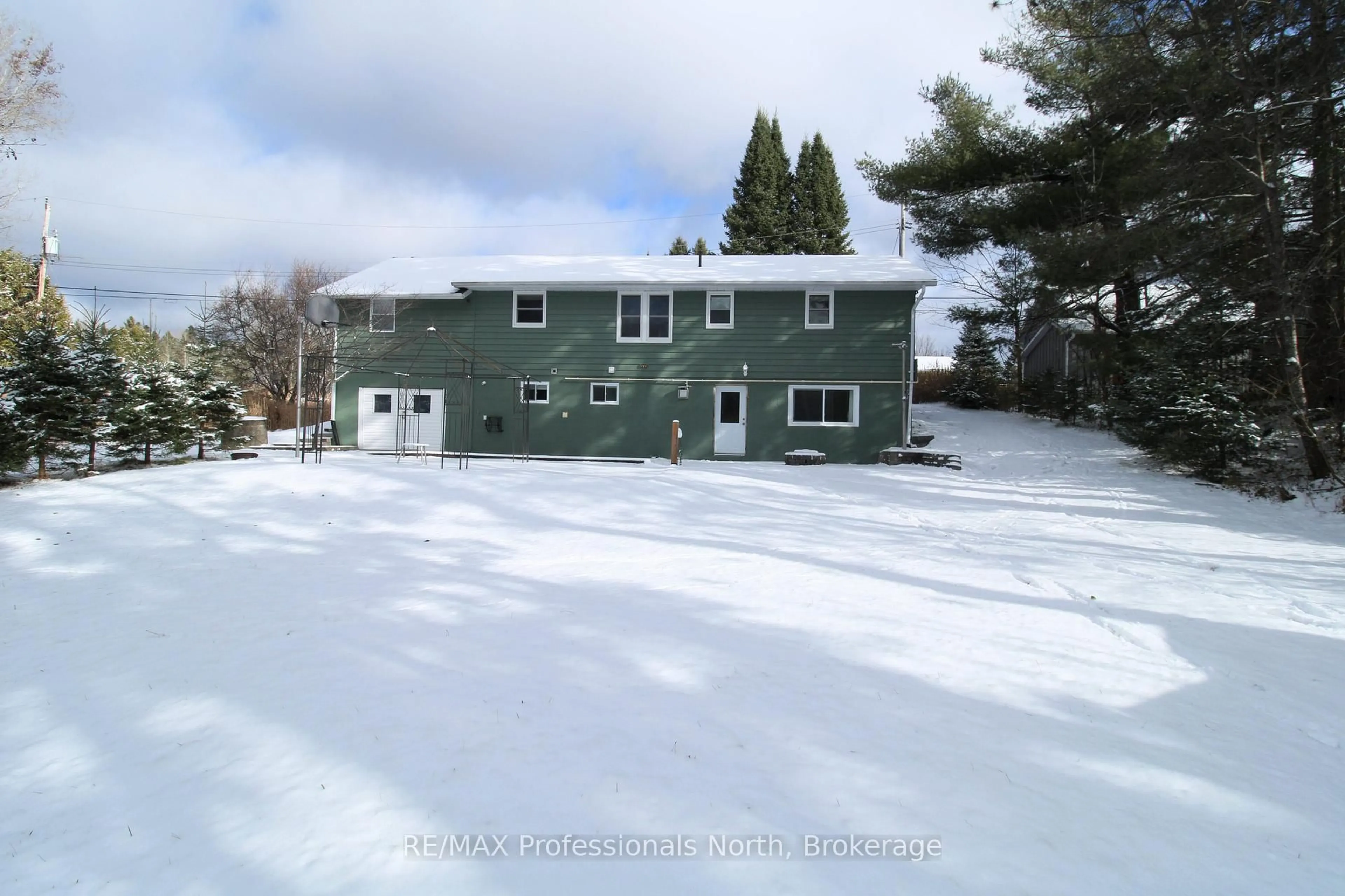 A pic from outside/outdoor area/front of a property/back of a property/a pic from drone, unknown for 346 Highview Dr, Huntsville Ontario P1H 1C1