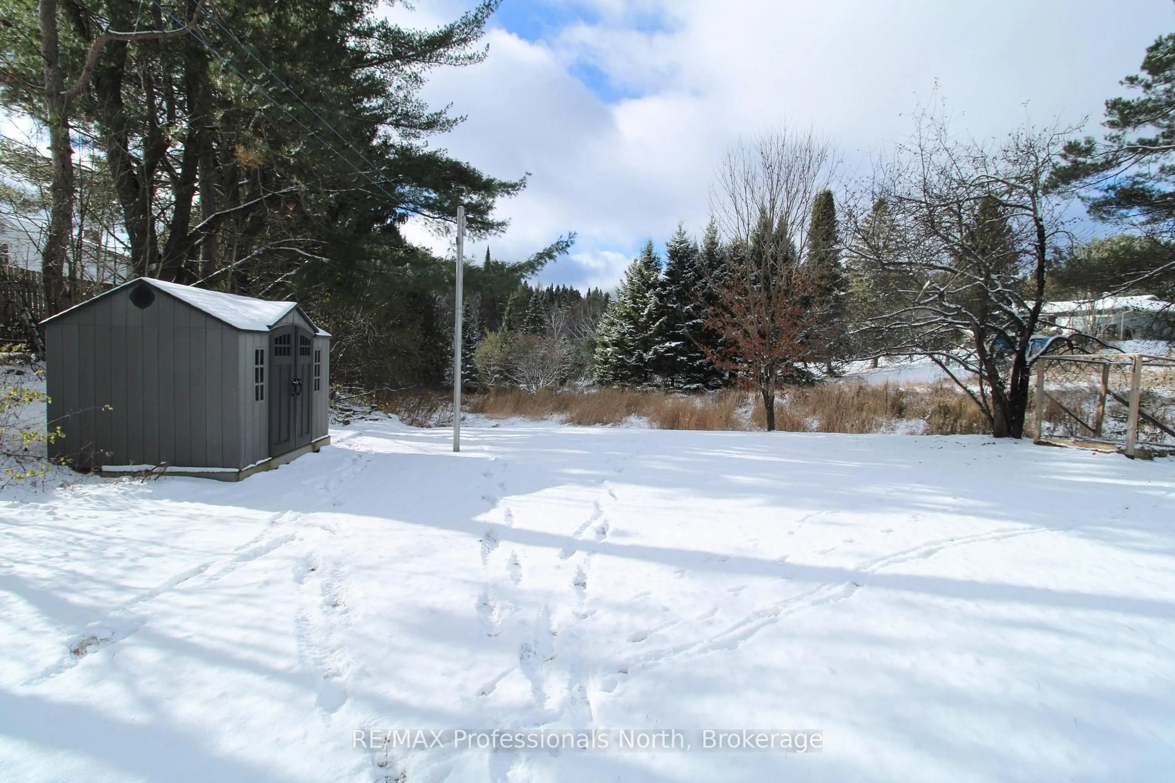 A pic from outside/outdoor area/front of a property/back of a property/a pic from drone, street for 346 Highview Dr, Huntsville Ontario P1H 1C1
