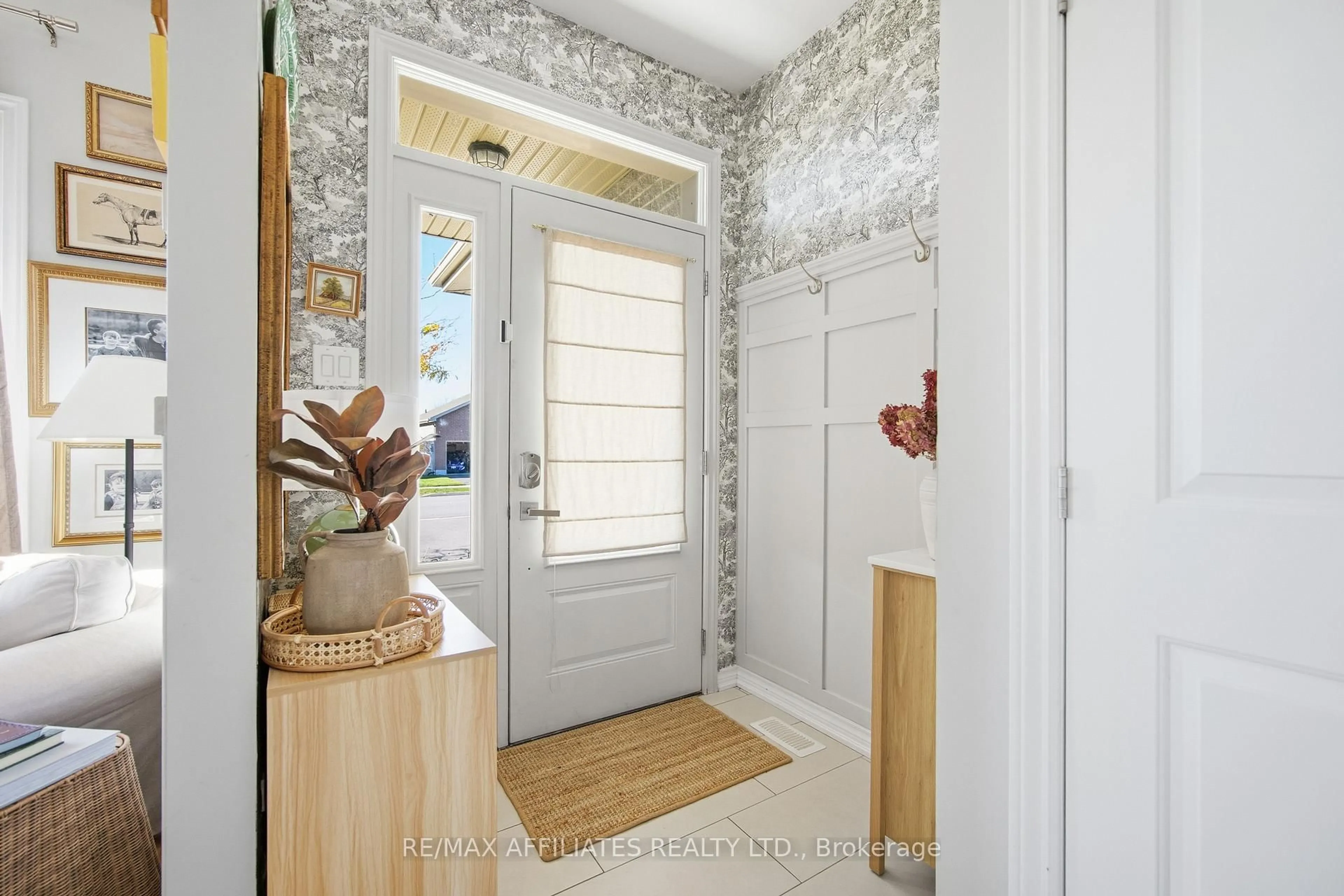 Indoor entryway for 19 Senators Gate Dr, Perth Ontario K7H 0B5