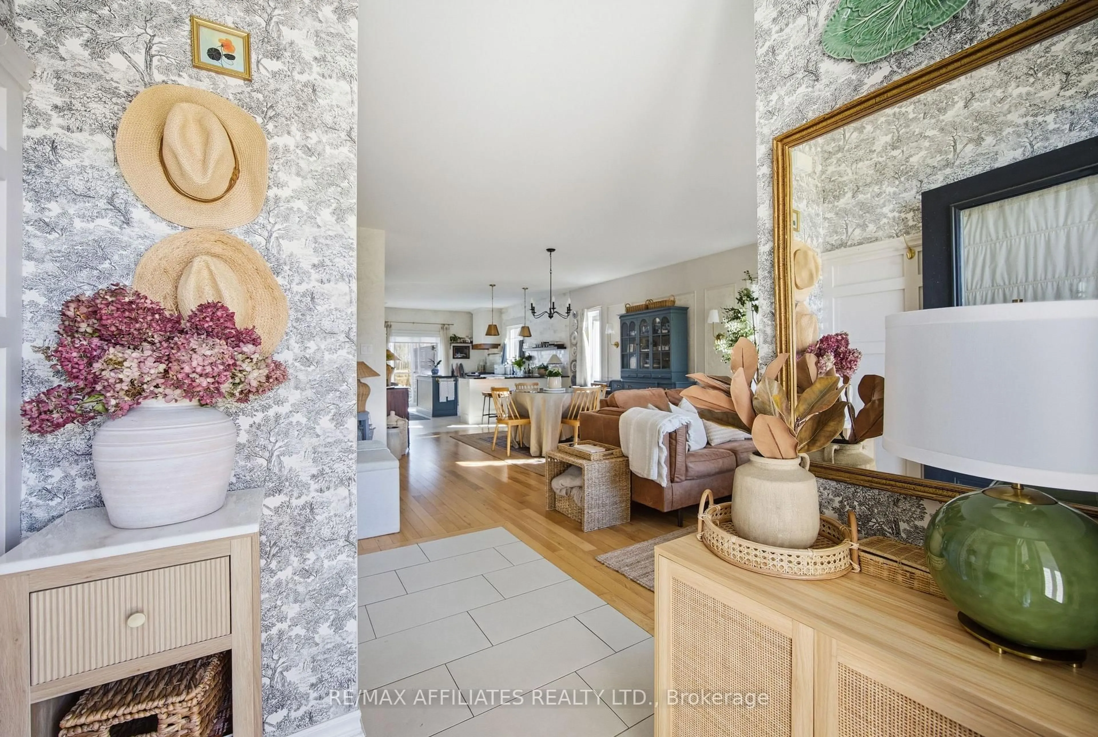 Indoor entryway for 19 Senators Gate Dr, Perth Ontario K7H 0B5