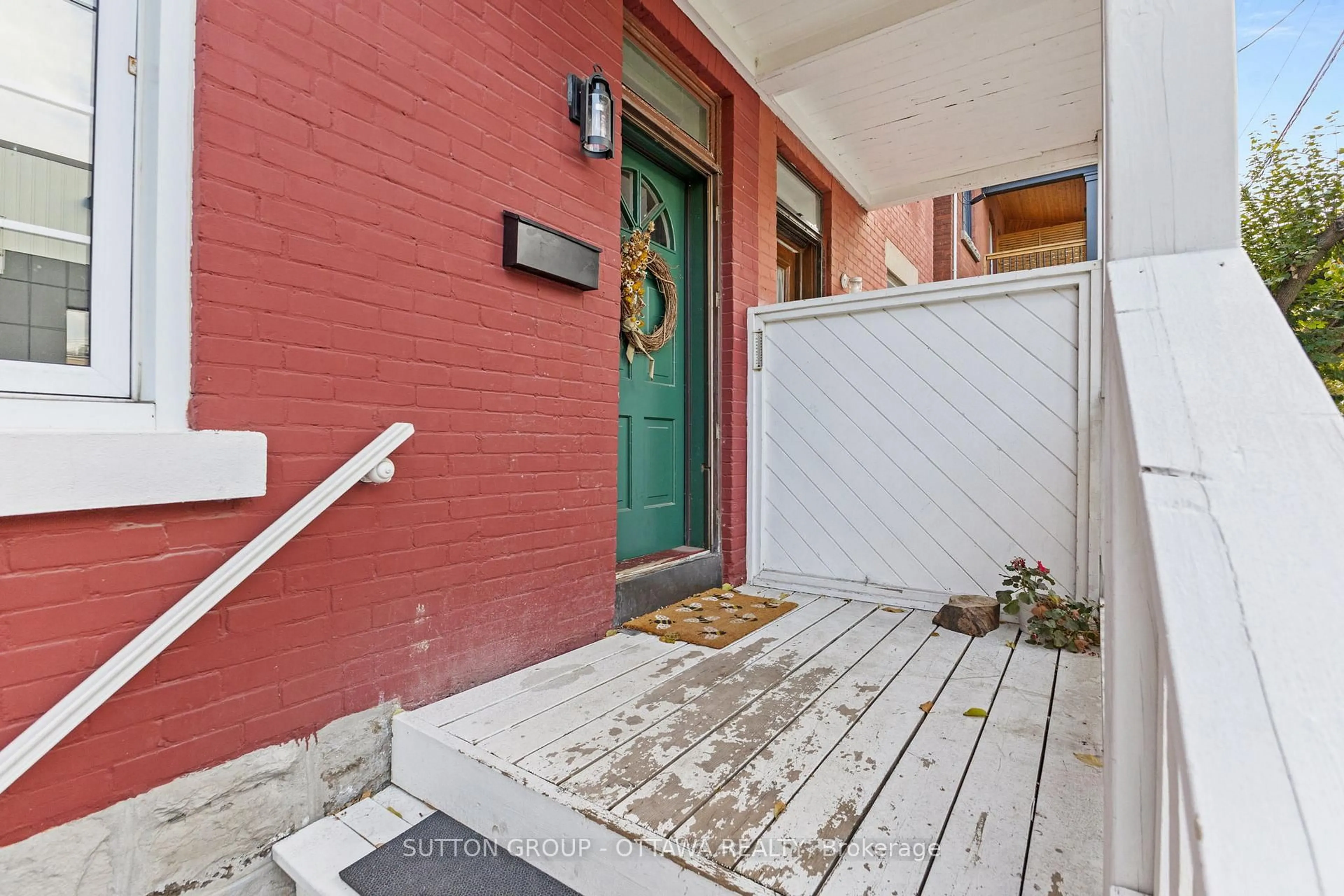 Indoor entryway for 154 Arlington Ave, Ottawa Ontario K1R 5S7