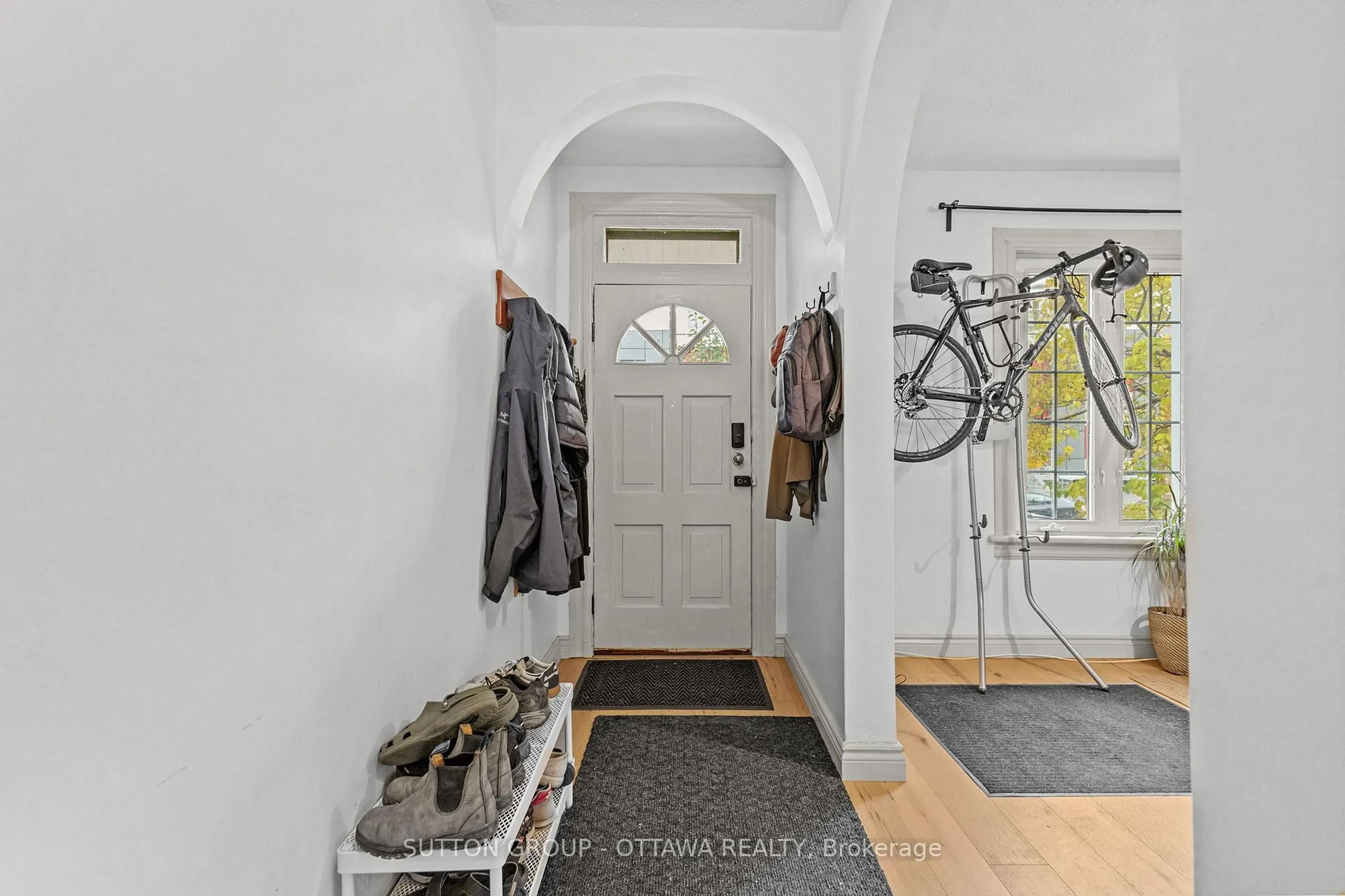 Indoor entryway for 154 Arlington Ave, Ottawa Ontario K1R 5S7