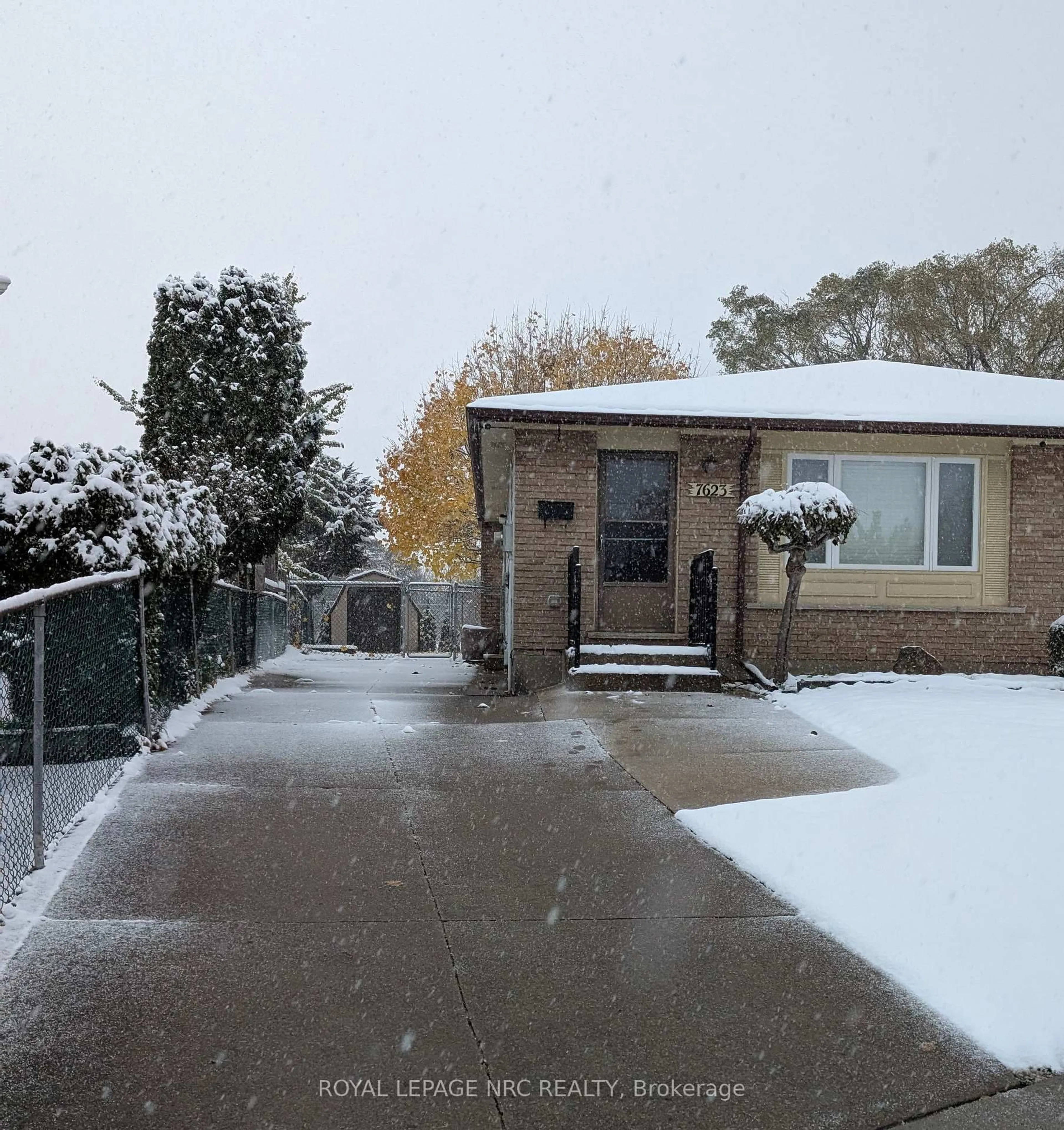 A pic from outside/outdoor area/front of a property/back of a property/a pic from drone, street for 7623 Ronnie Cres, Niagara Falls Ontario L2G 7M1