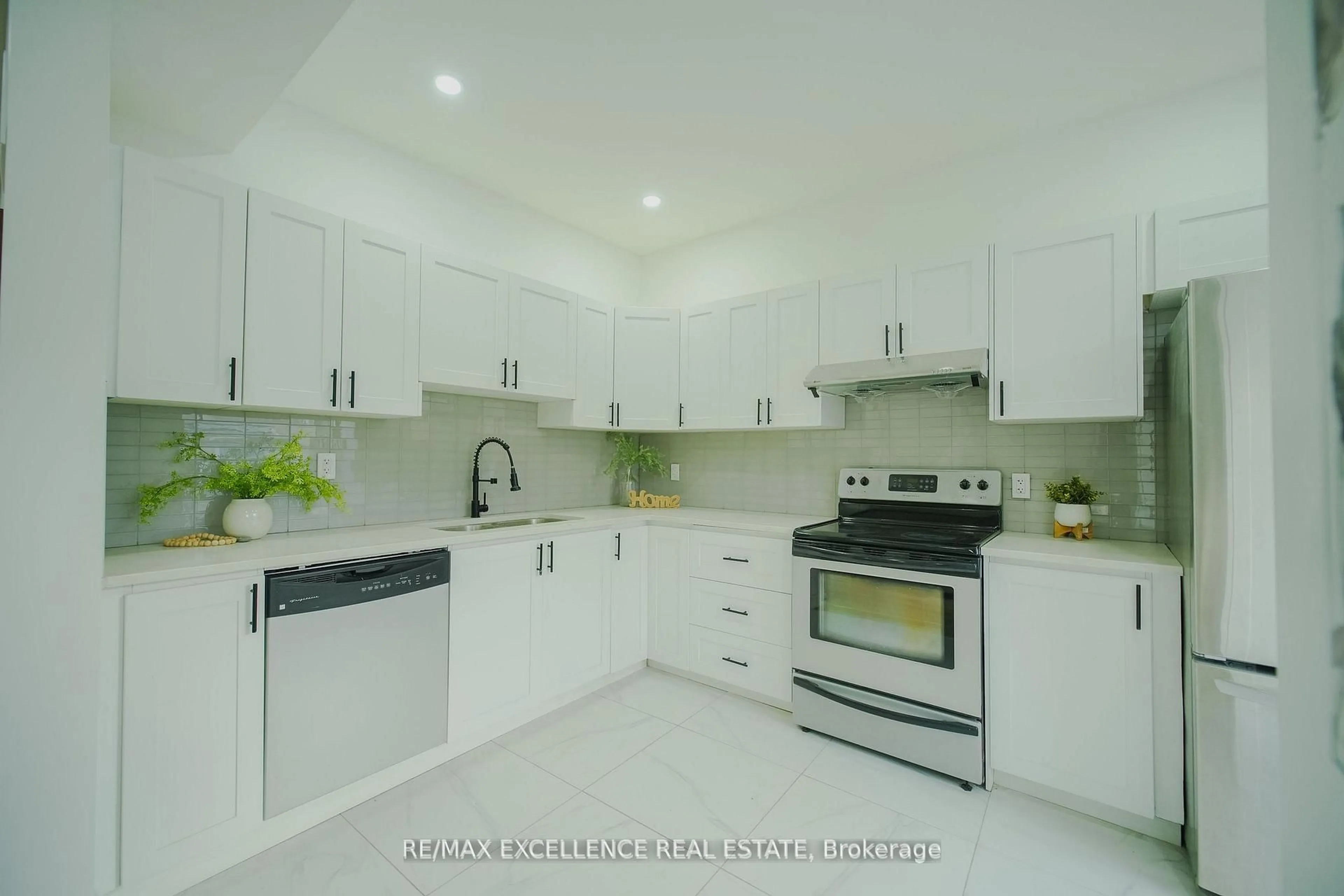 Standard kitchen, ceramic/tile floor for 11 East 25th St, Hamilton Ontario L8V 2Z9