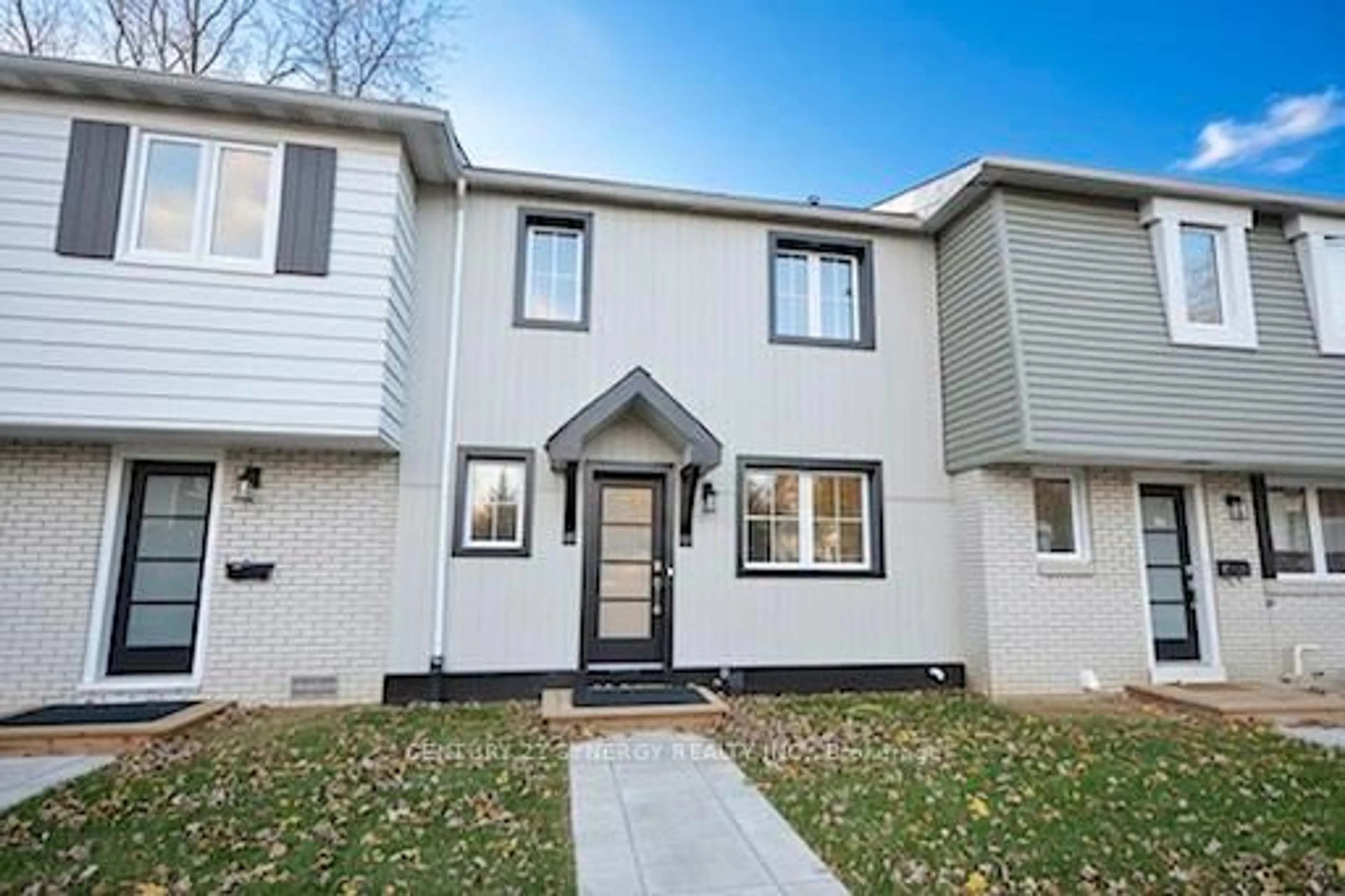 Home with vinyl exterior material, street for 660 Hochelaga St #32, Ottawa Ontario K1K 2E9