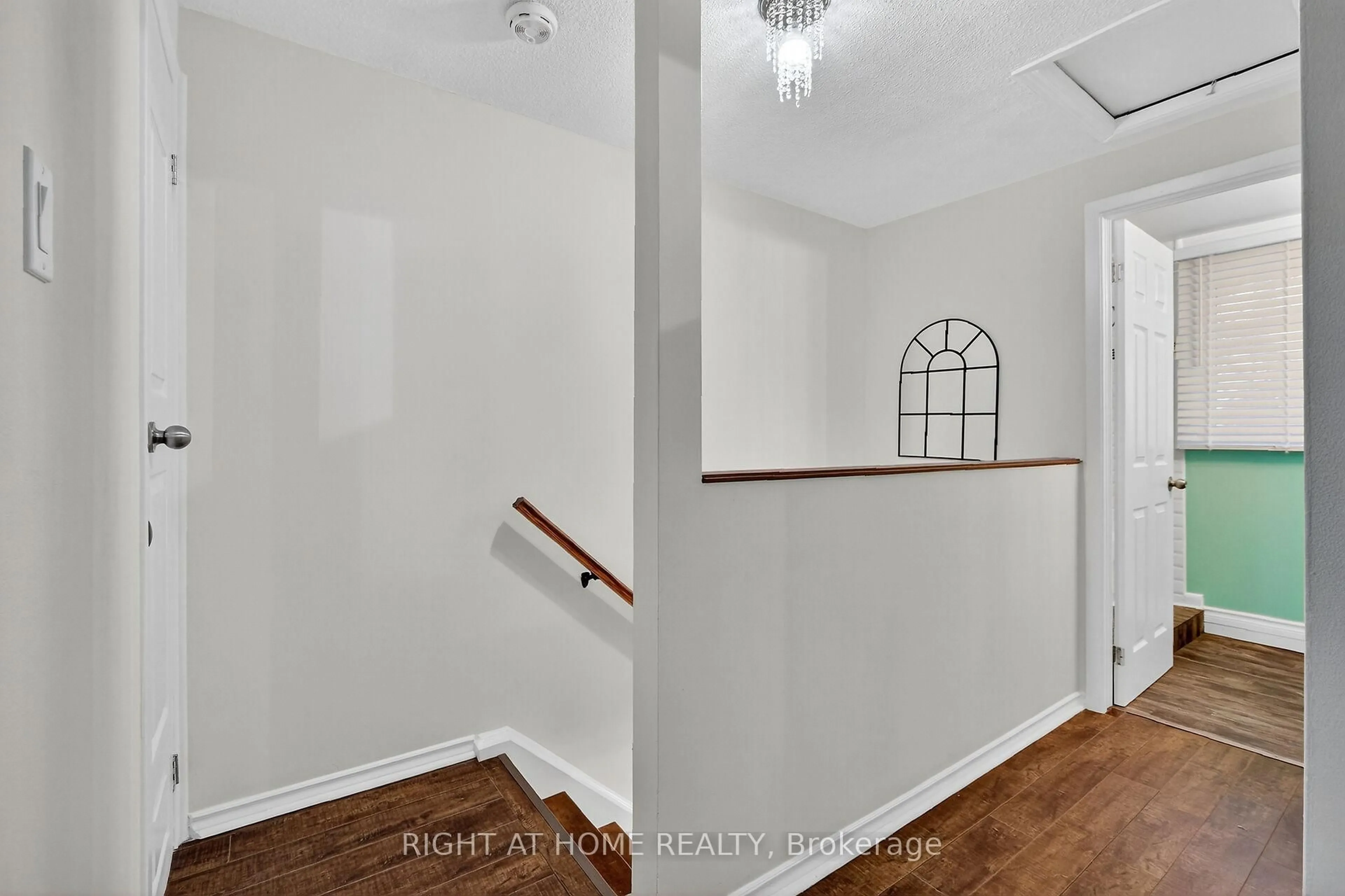 Indoor entryway for 1474 Heatherington Rd #95, Ottawa Ontario K1V 6S1