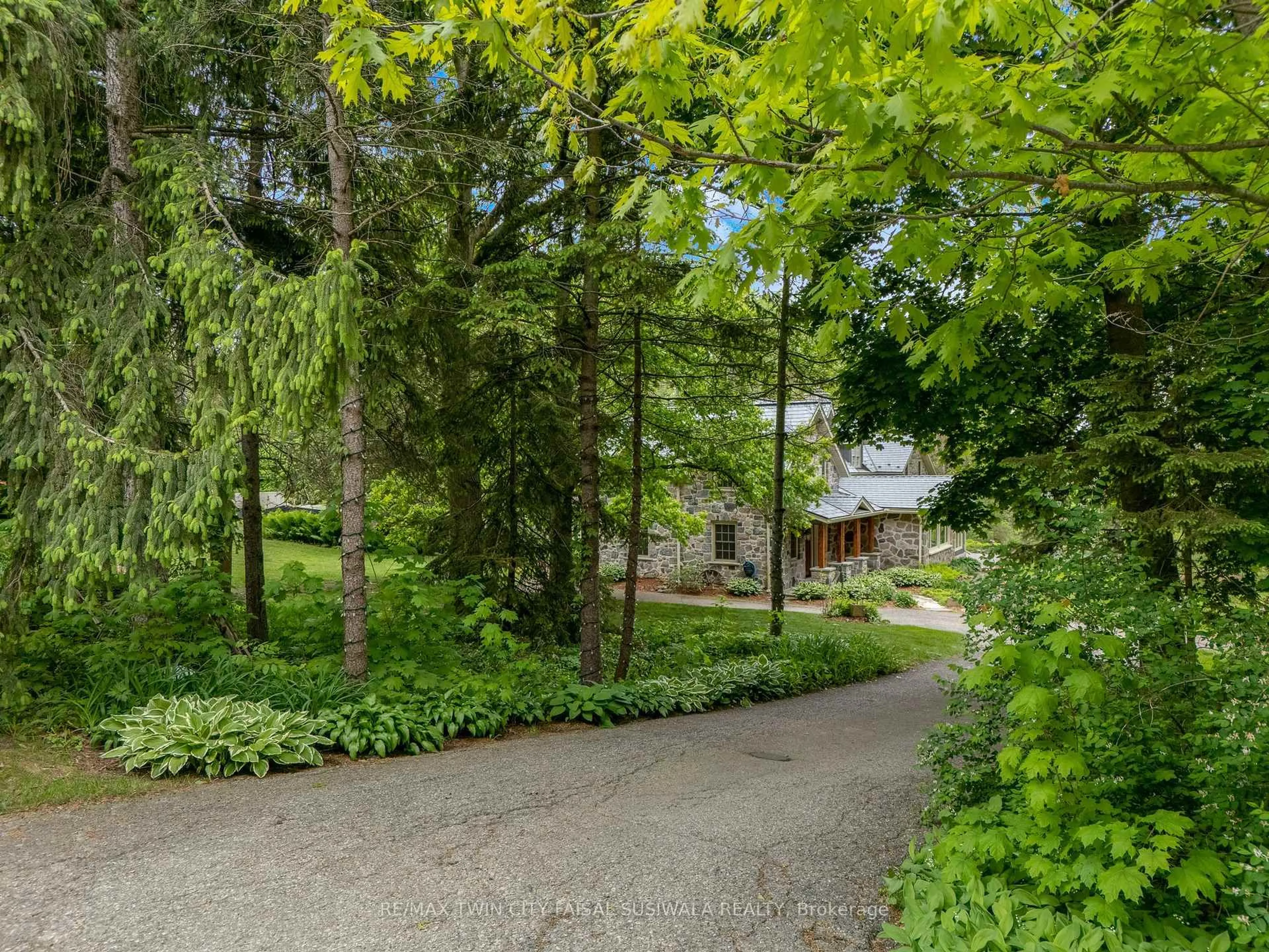 A pic from outside/outdoor area/front of a property/back of a property/a pic from drone, street for 17 The Kirksway, Kitchener Ontario N2P 2J3