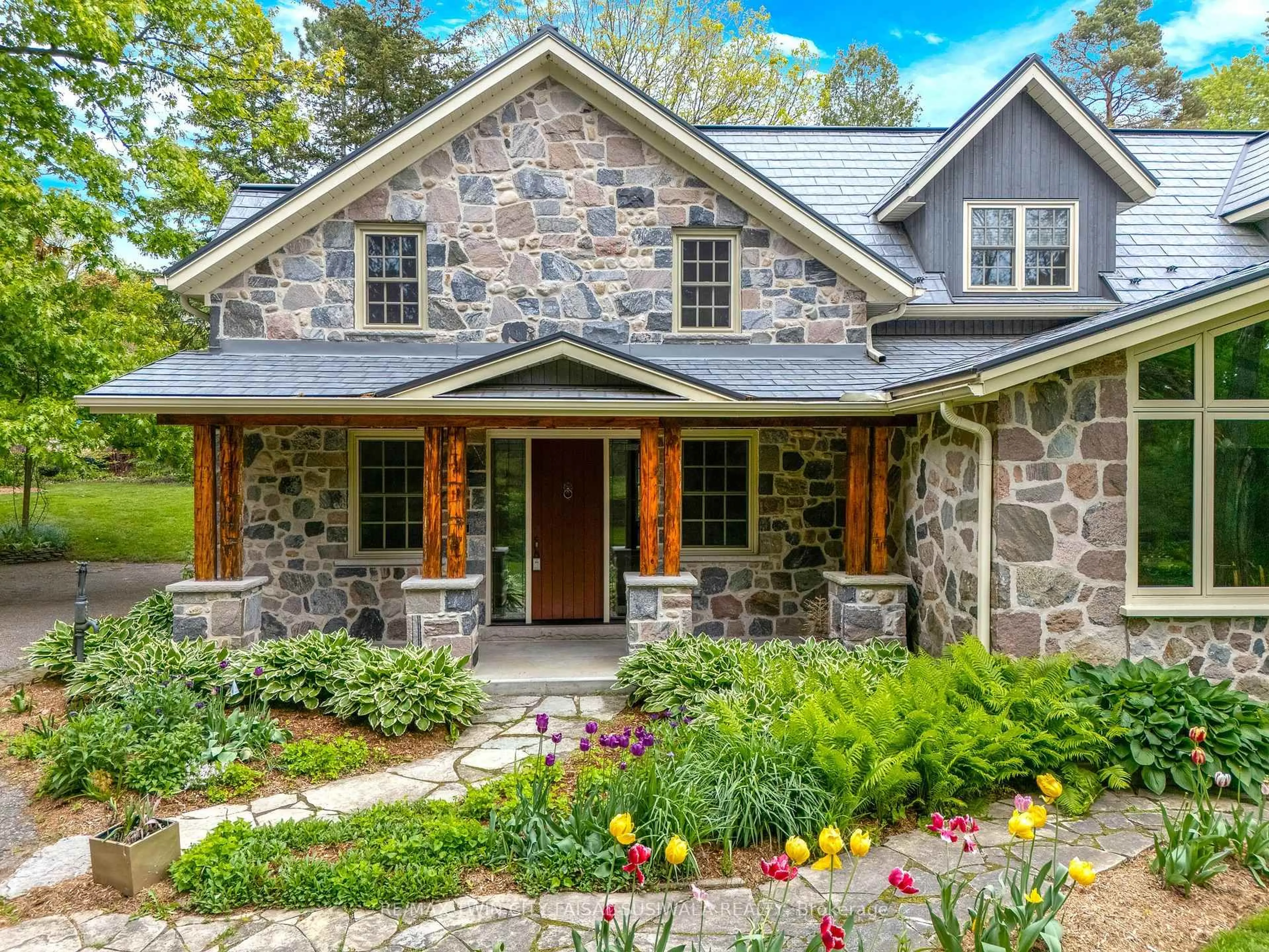 Home with brick exterior material, unknown for 17 The Kirksway, Kitchener Ontario N2P 2J3