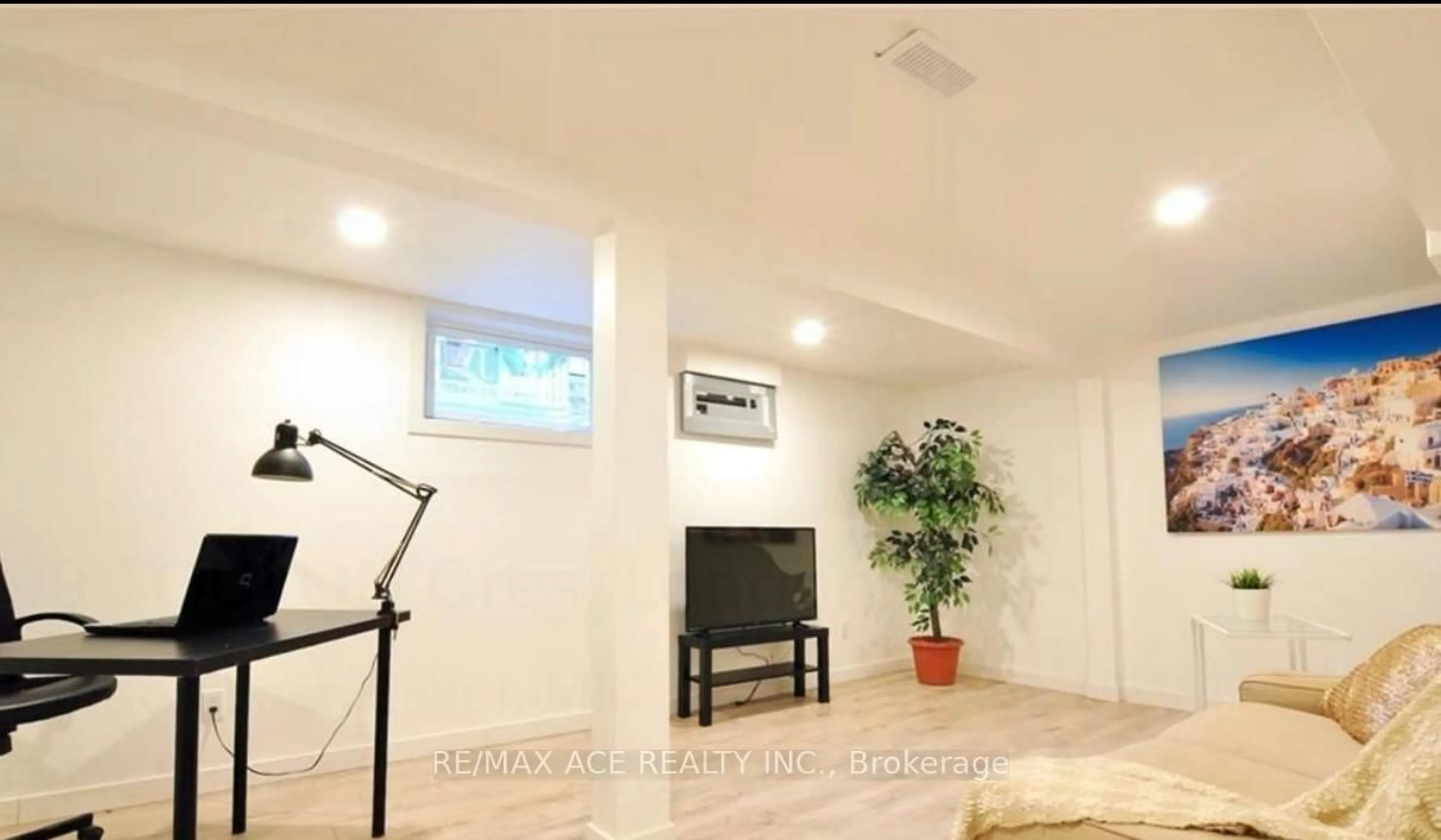 Home theater for 99 Toulon Cres, London East Ontario N5V 1J4