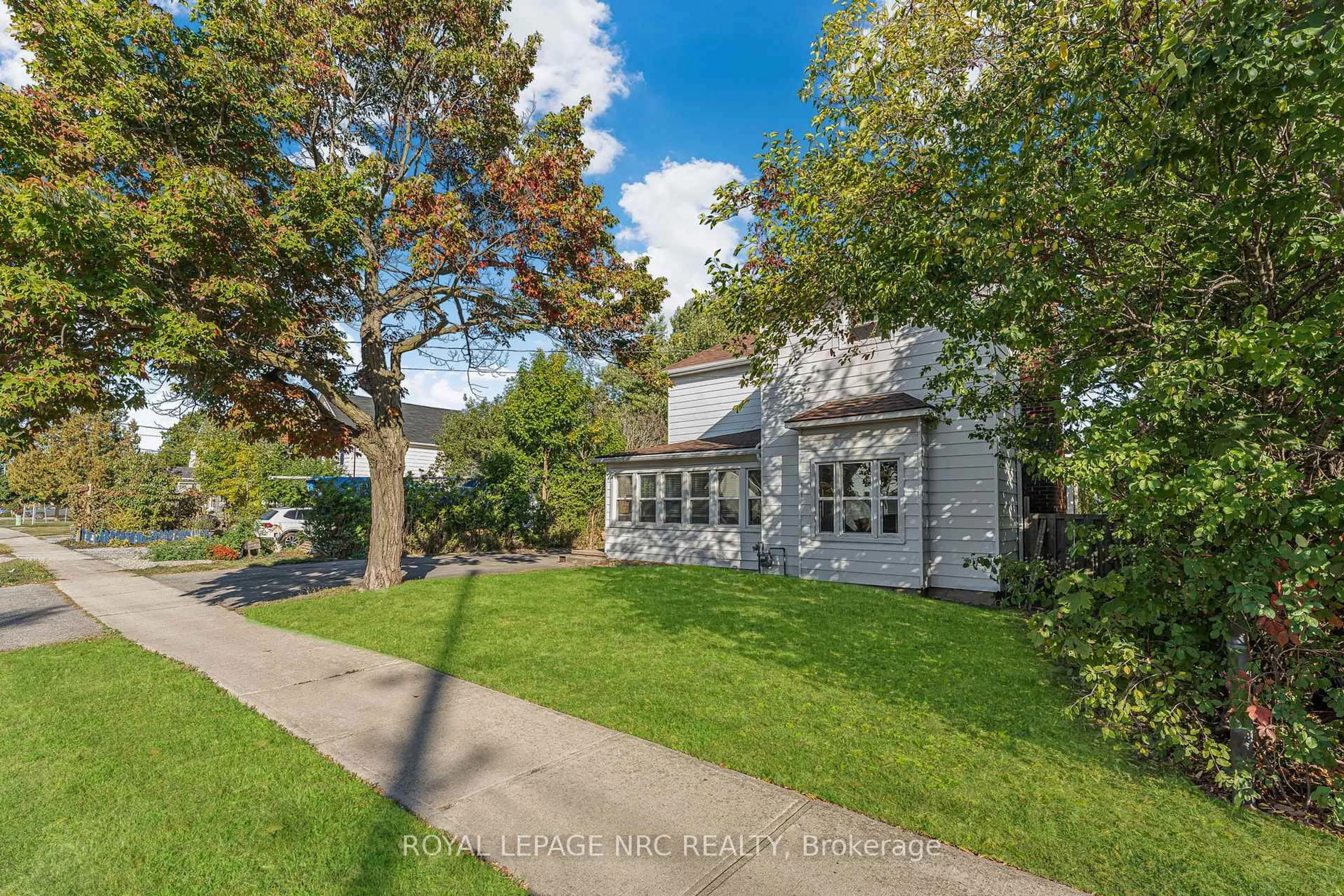 A pic from outside/outdoor area/front of a property/back of a property/a pic from drone, street for 204 GILMORE Rd, Fort Erie Ontario L2A 2M3
