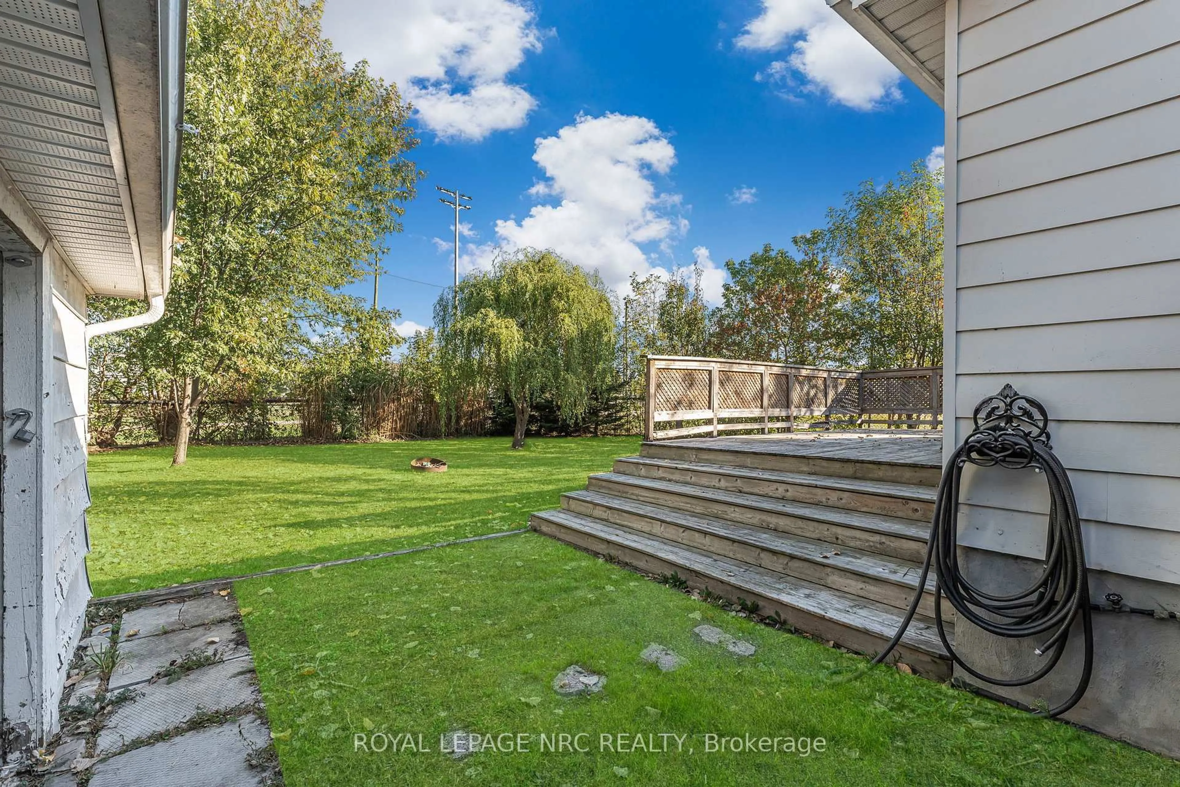 A pic from outside/outdoor area/front of a property/back of a property/a pic from drone, water/lake/river/ocean view for 204 GILMORE Rd, Fort Erie Ontario L2A 2M3
