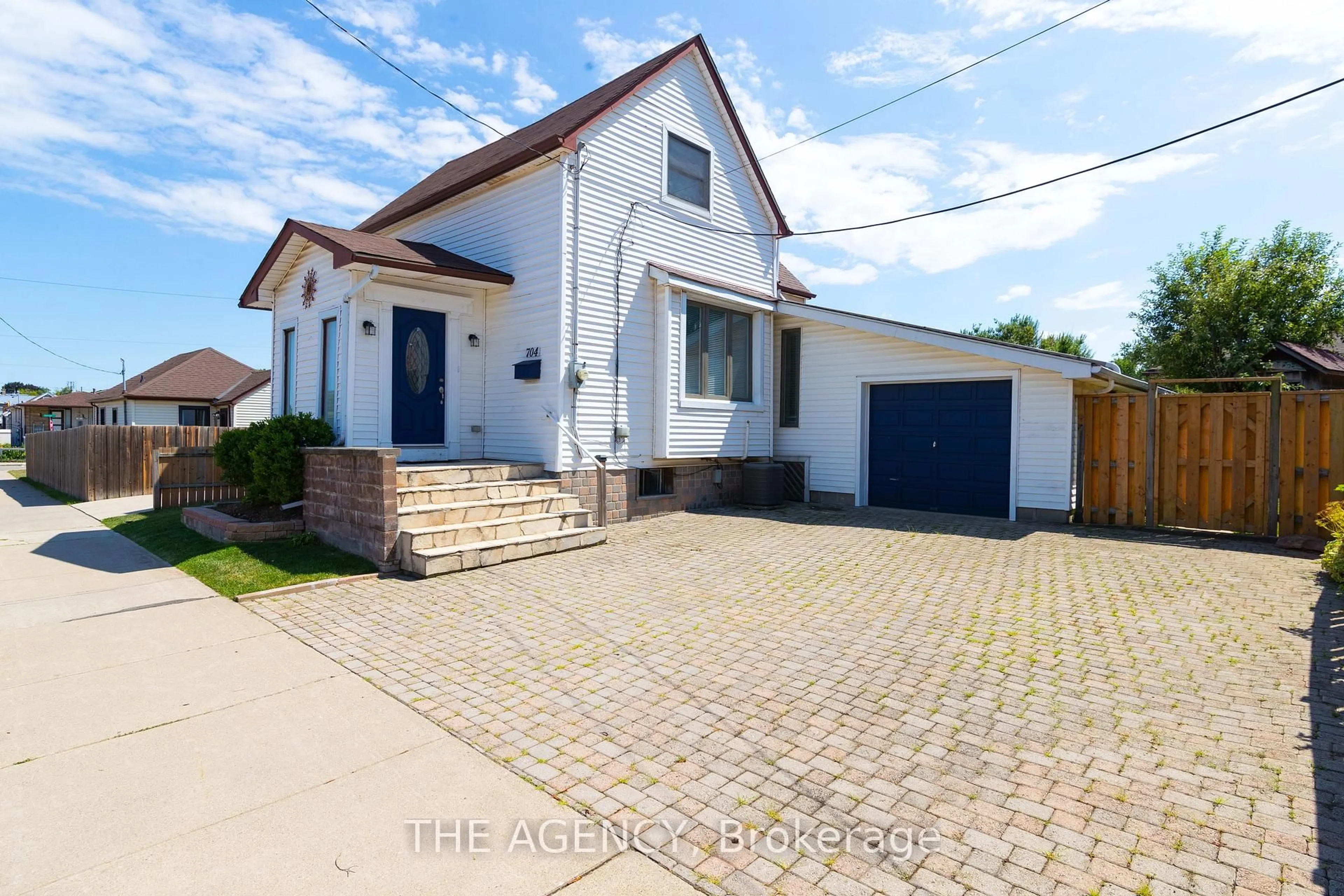 A pic from outside/outdoor area/front of a property/back of a property/a pic from drone, street for 704 Roxborough Ave, Hamilton Ontario L8H 1S5