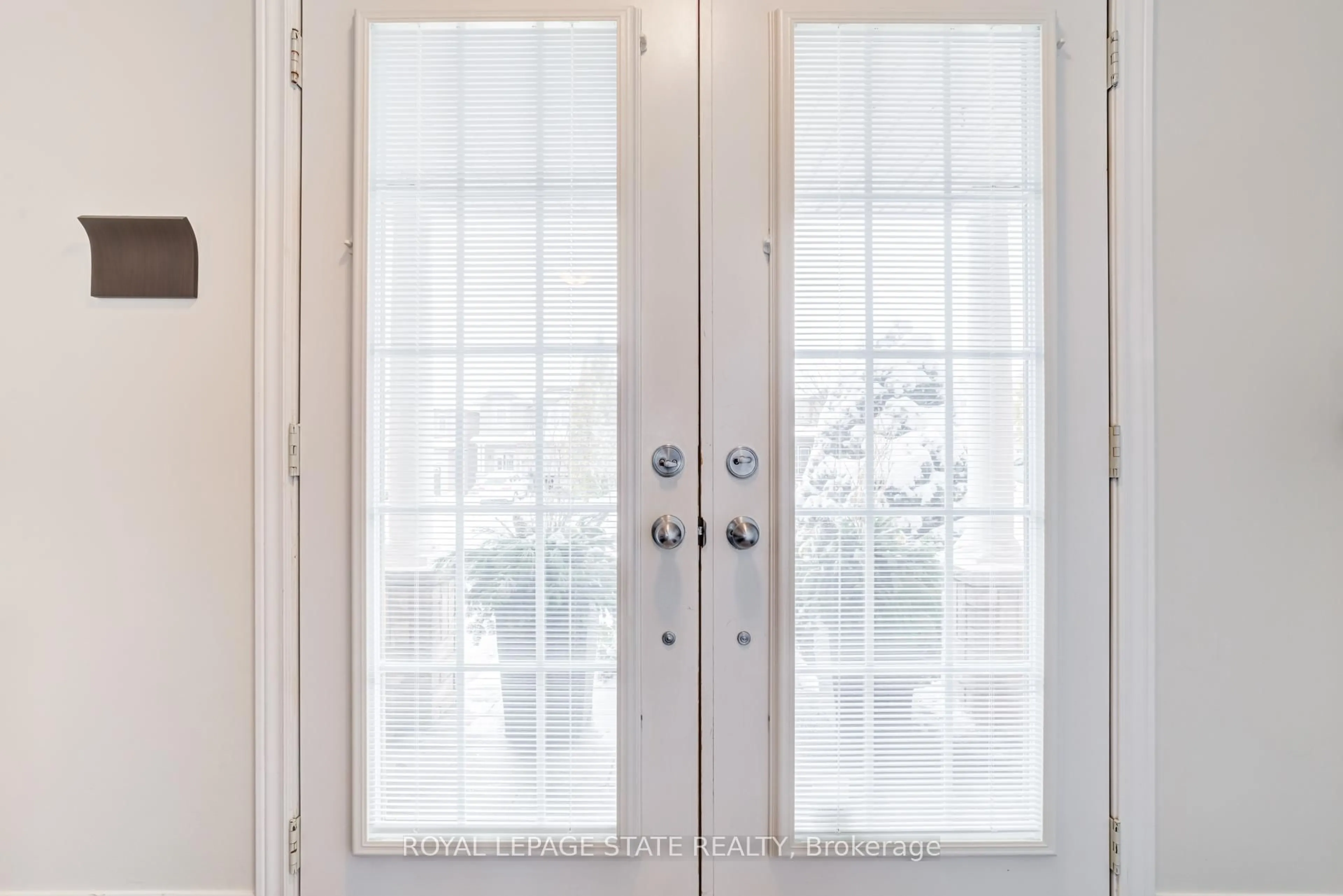 Indoor entryway for 36 Irwin Ave, Hamilton Ontario L9K 0E9