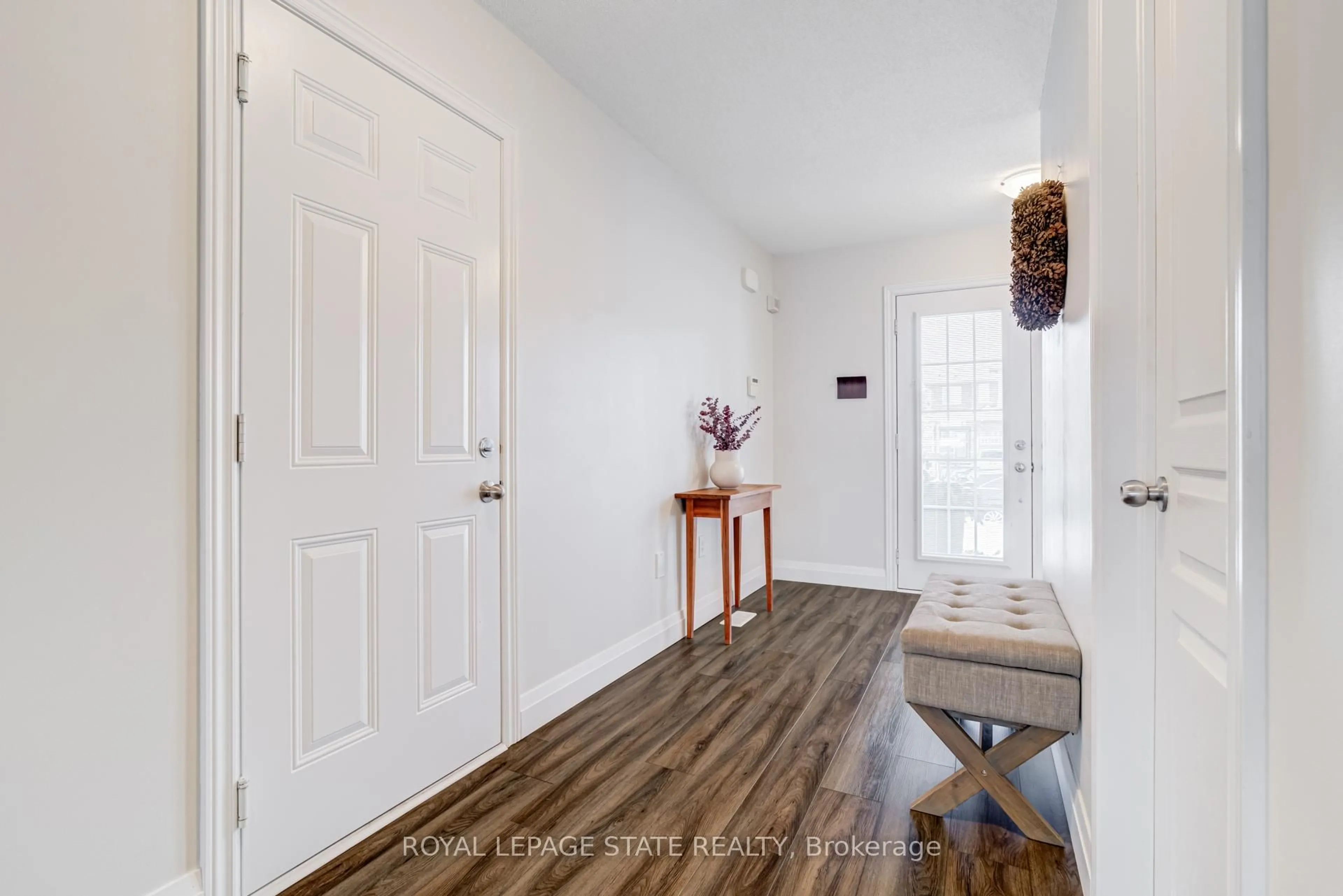 Indoor entryway for 36 Irwin Ave, Hamilton Ontario L9K 0E9