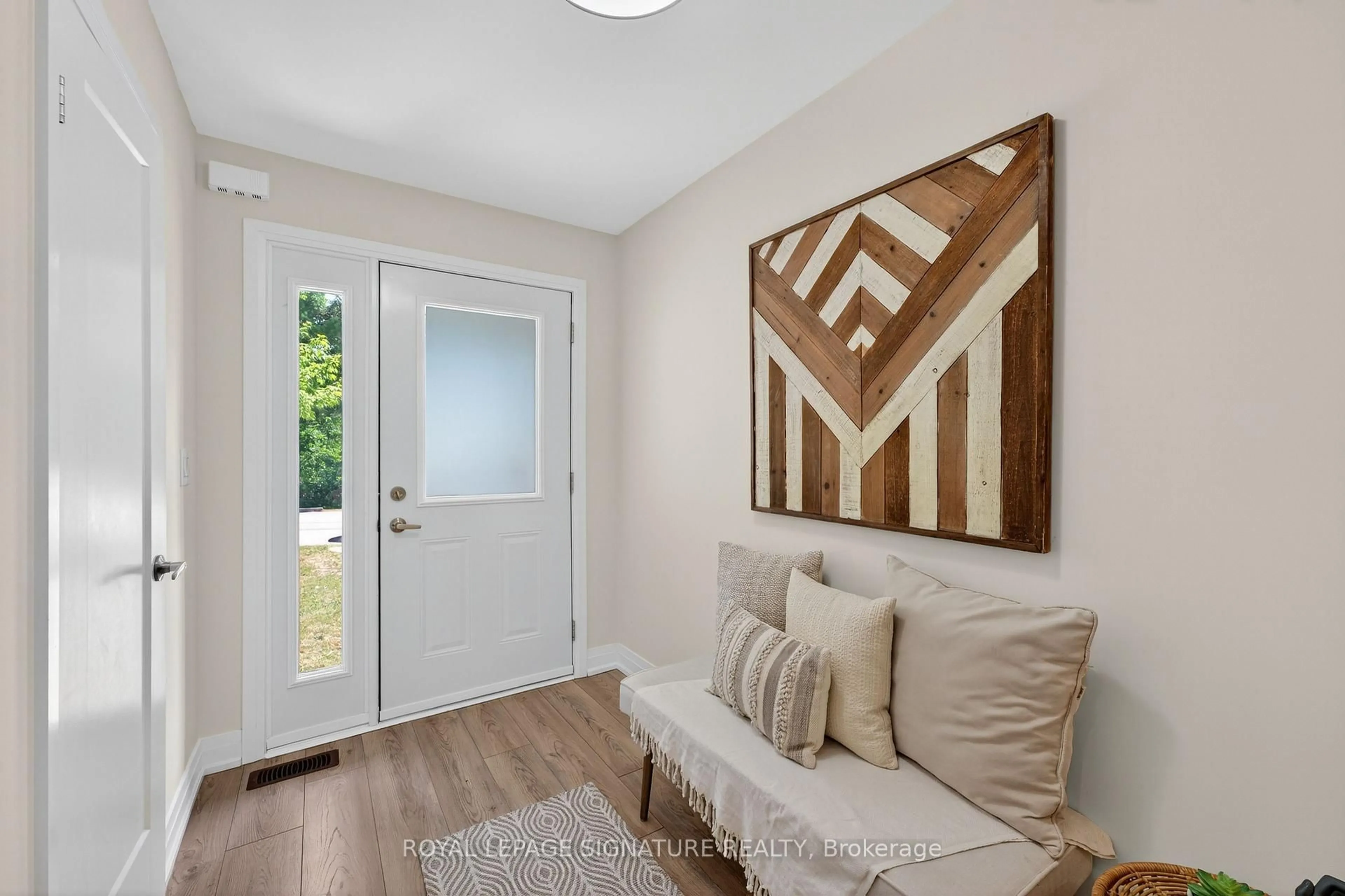 Indoor entryway for 393 Manitoba St #8, Bracebridge Ontario P1L 1B4