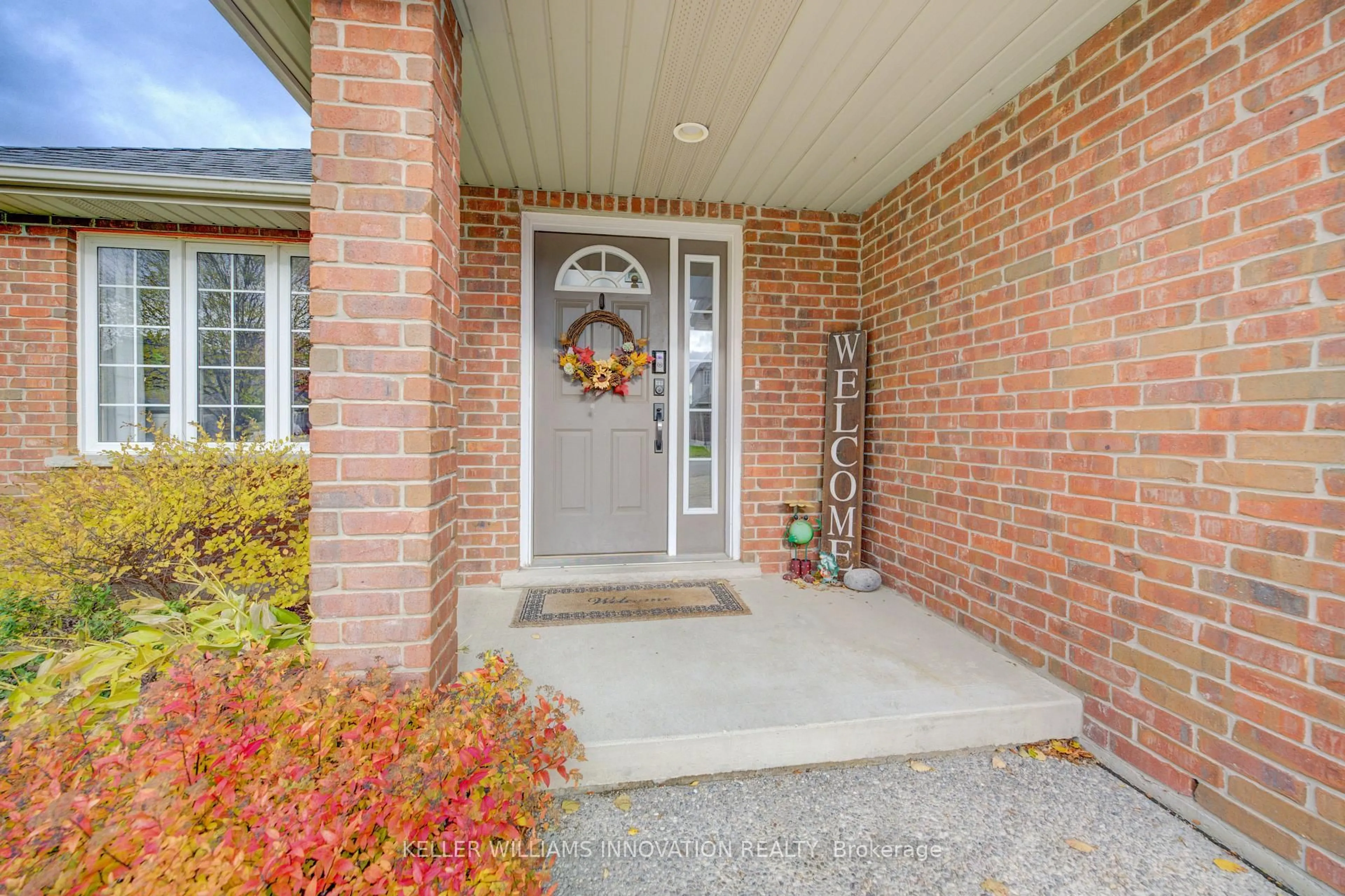 Indoor entryway for 213 Falcon Dr, Woodstock Ontario N4T 1W5