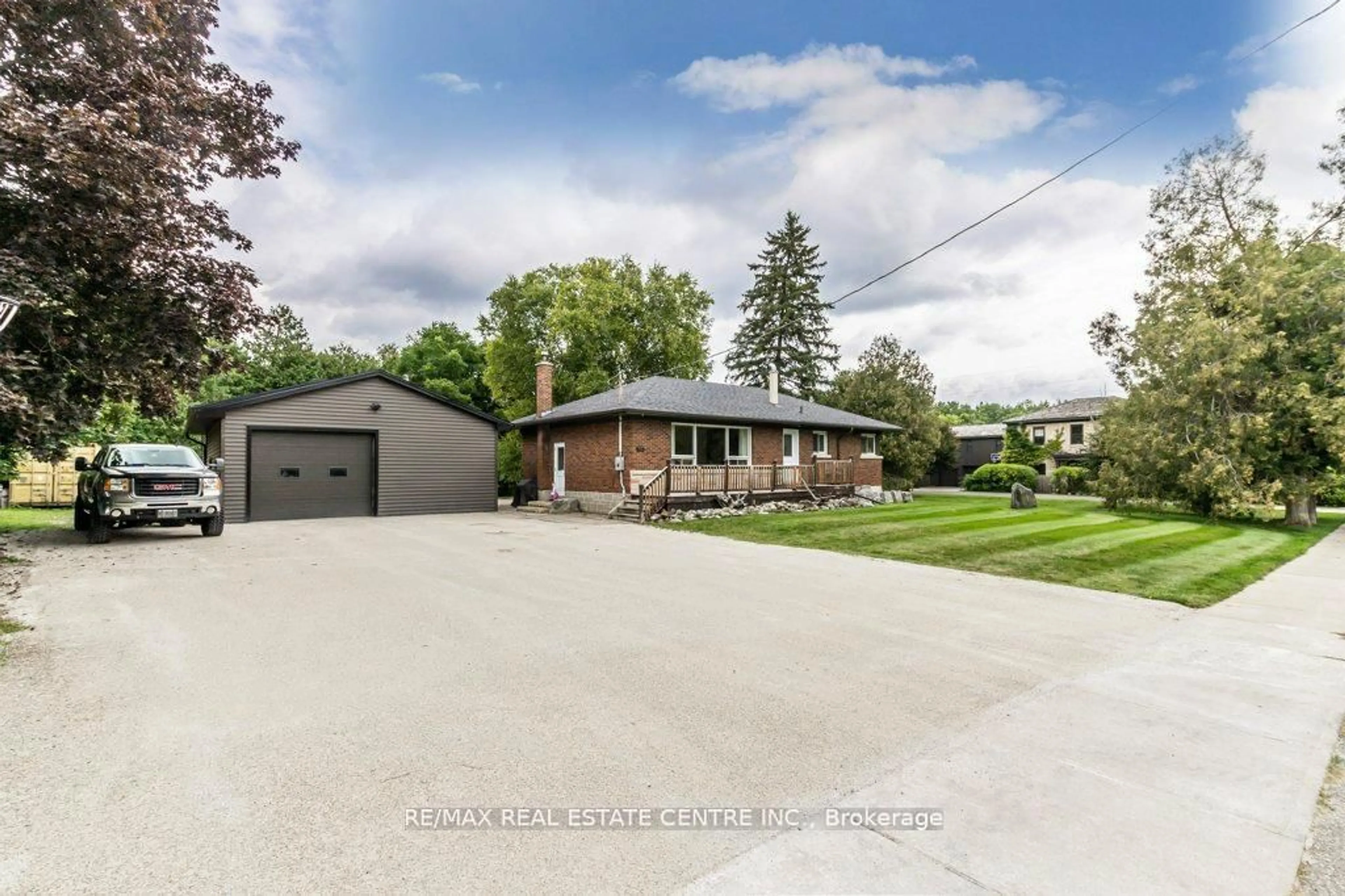 A pic from outside/outdoor area/front of a property/back of a property/a pic from drone, street for 112 York St, Guelph/Eramosa Ontario N0B 1P0