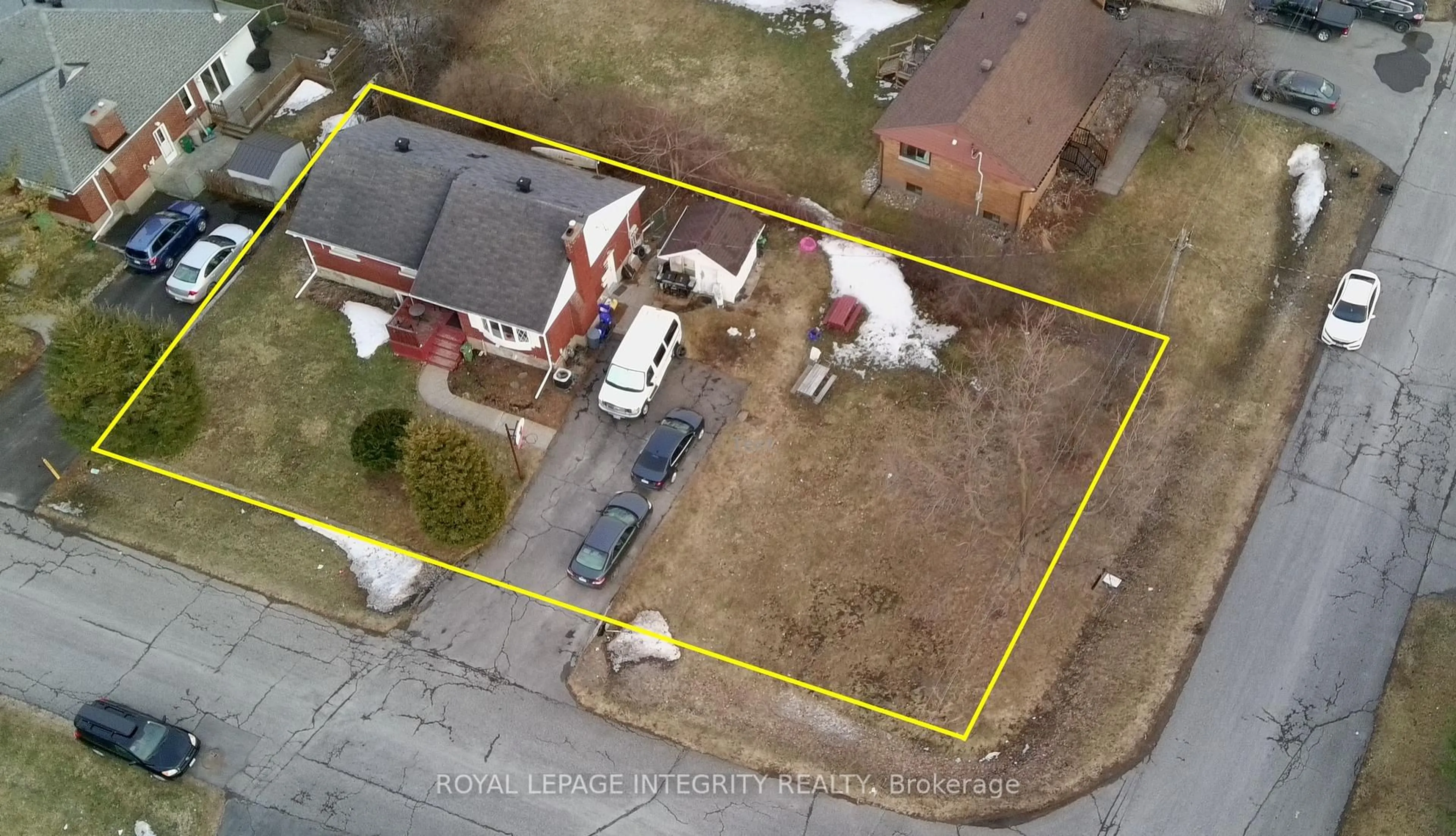 A pic from outside/outdoor area/front of a property/back of a property/a pic from drone, street for 176 OAKRIDGE Blvd, Ottawa Ontario K2G 2V2