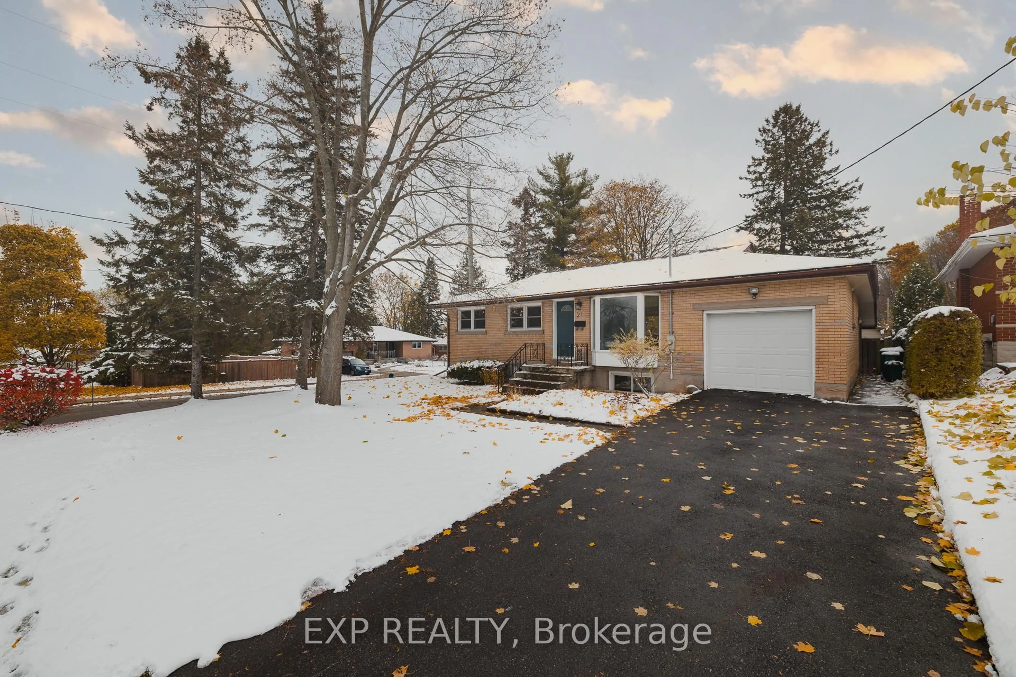 A pic from outside/outdoor area/front of a property/back of a property/a pic from drone, street for 21 Culham Dr, Cambridge Ontario N1S 2G7