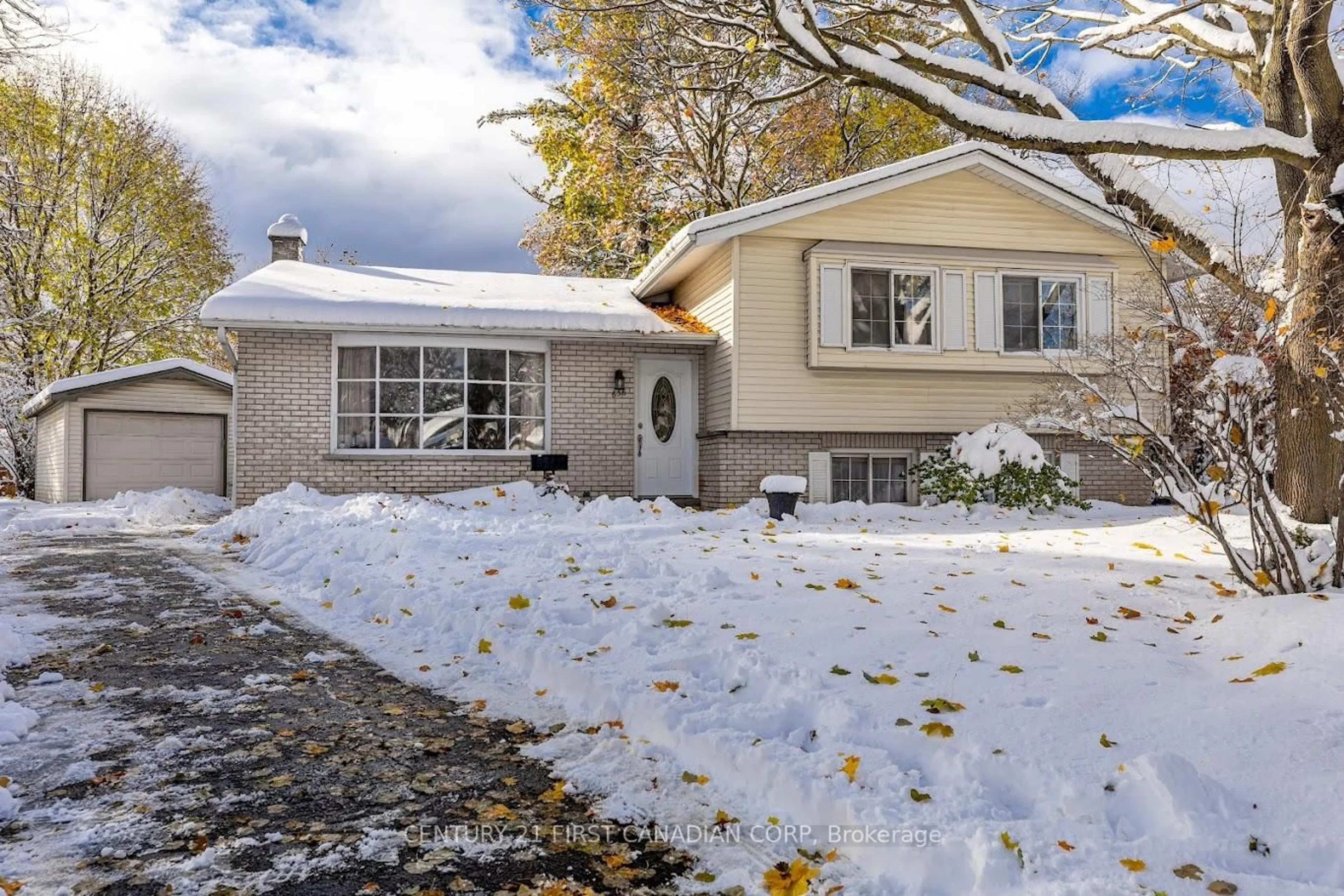 Home with vinyl exterior material, street for 636 Glengyle Cres, London North Ontario N5X 1X7