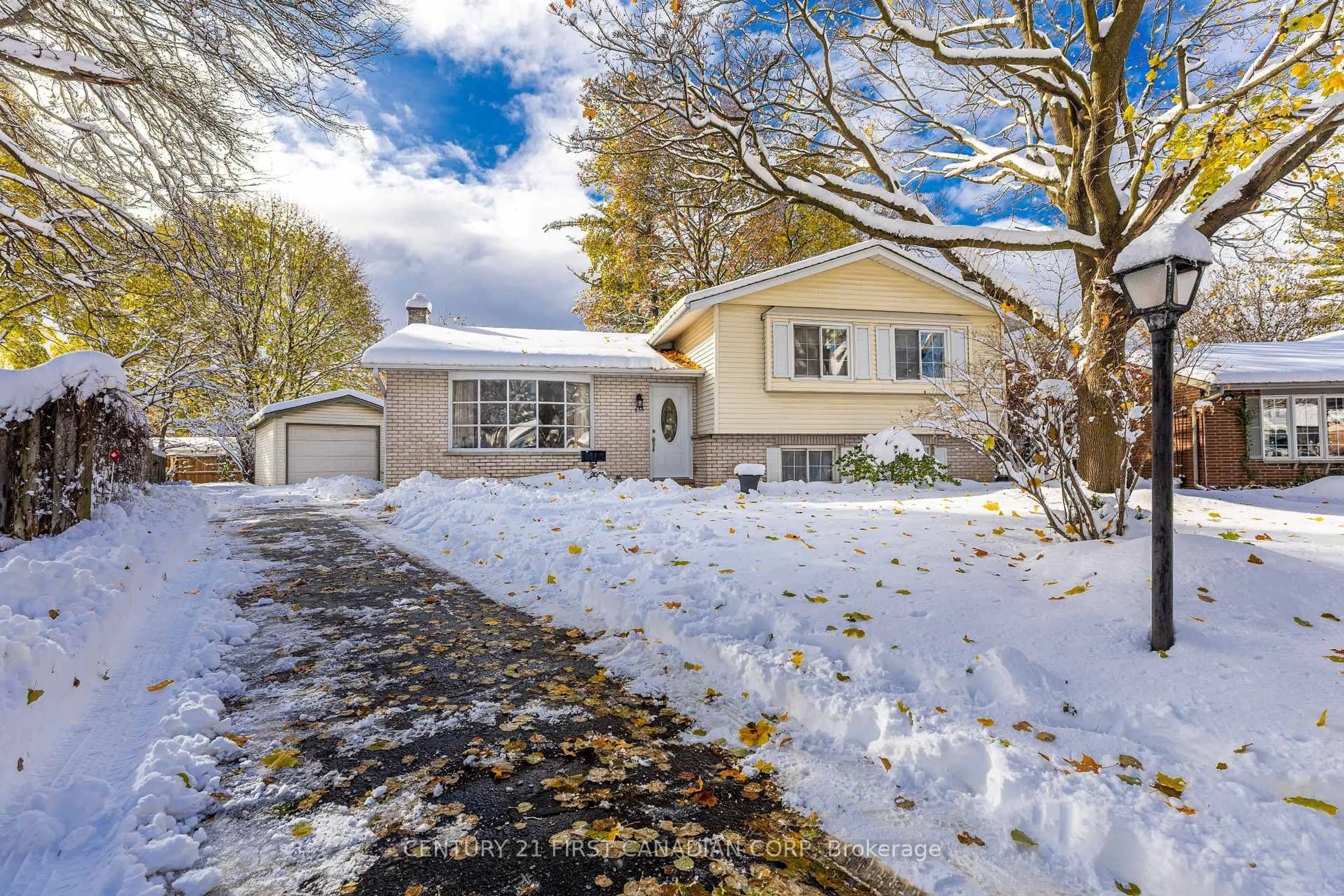 A pic from outside/outdoor area/front of a property/back of a property/a pic from drone, street for 636 Glengyle Cres, London North Ontario N5X 1X7