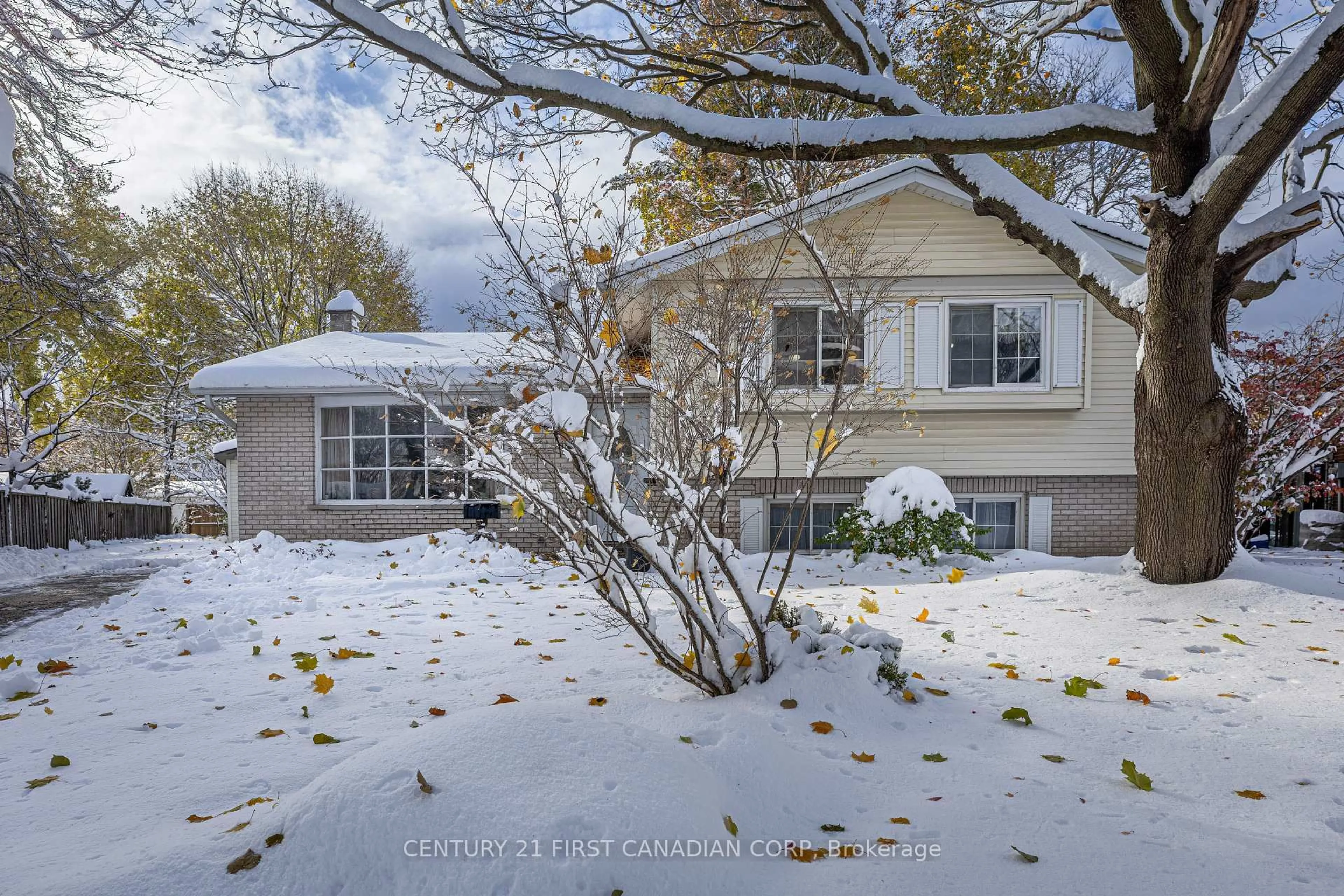 A pic from outside/outdoor area/front of a property/back of a property/a pic from drone, street for 636 Glengyle Cres, London North Ontario N5X 1X7