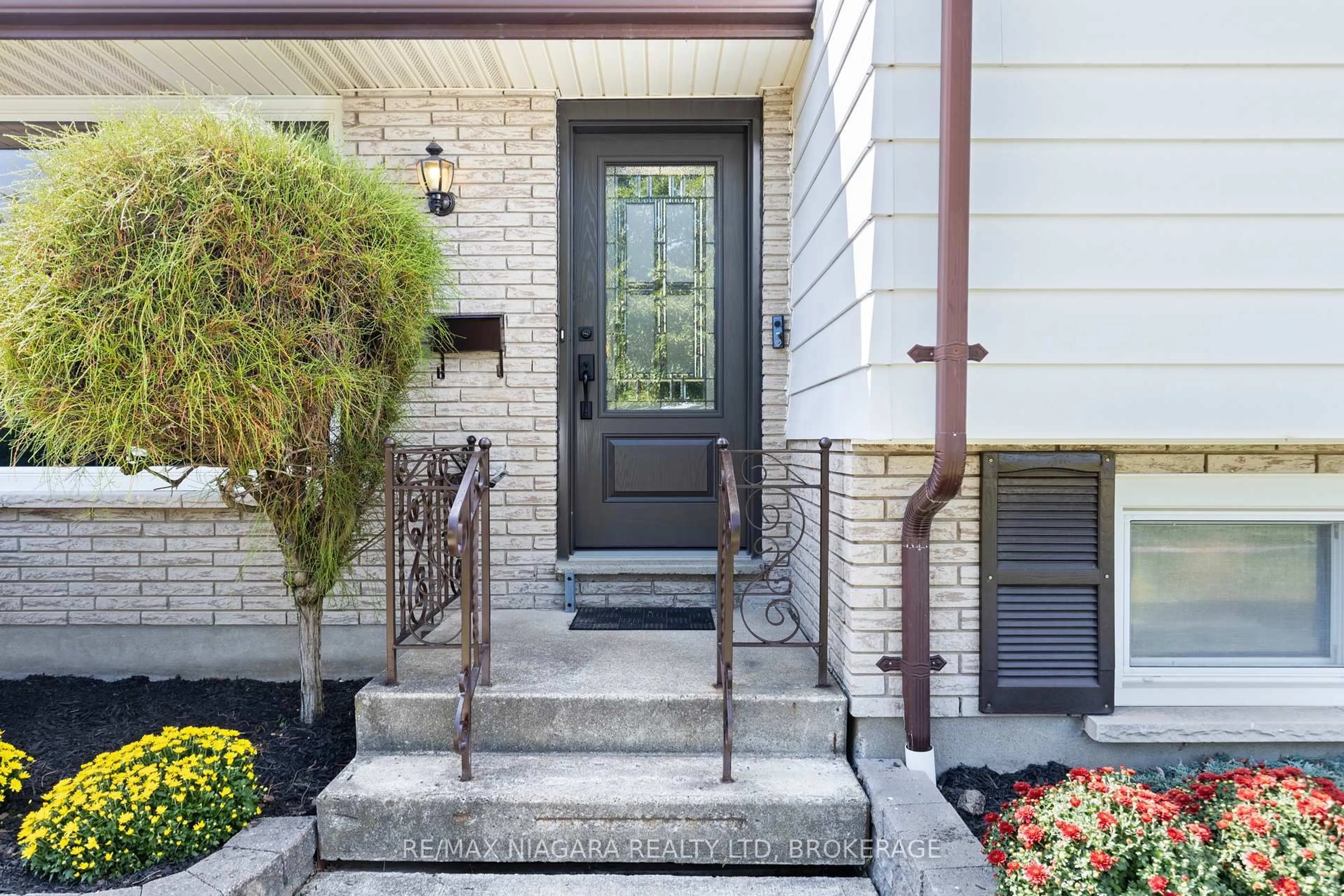 Home with brick exterior material, street for 96 Watt Ave, Welland Ontario L3B 1J4