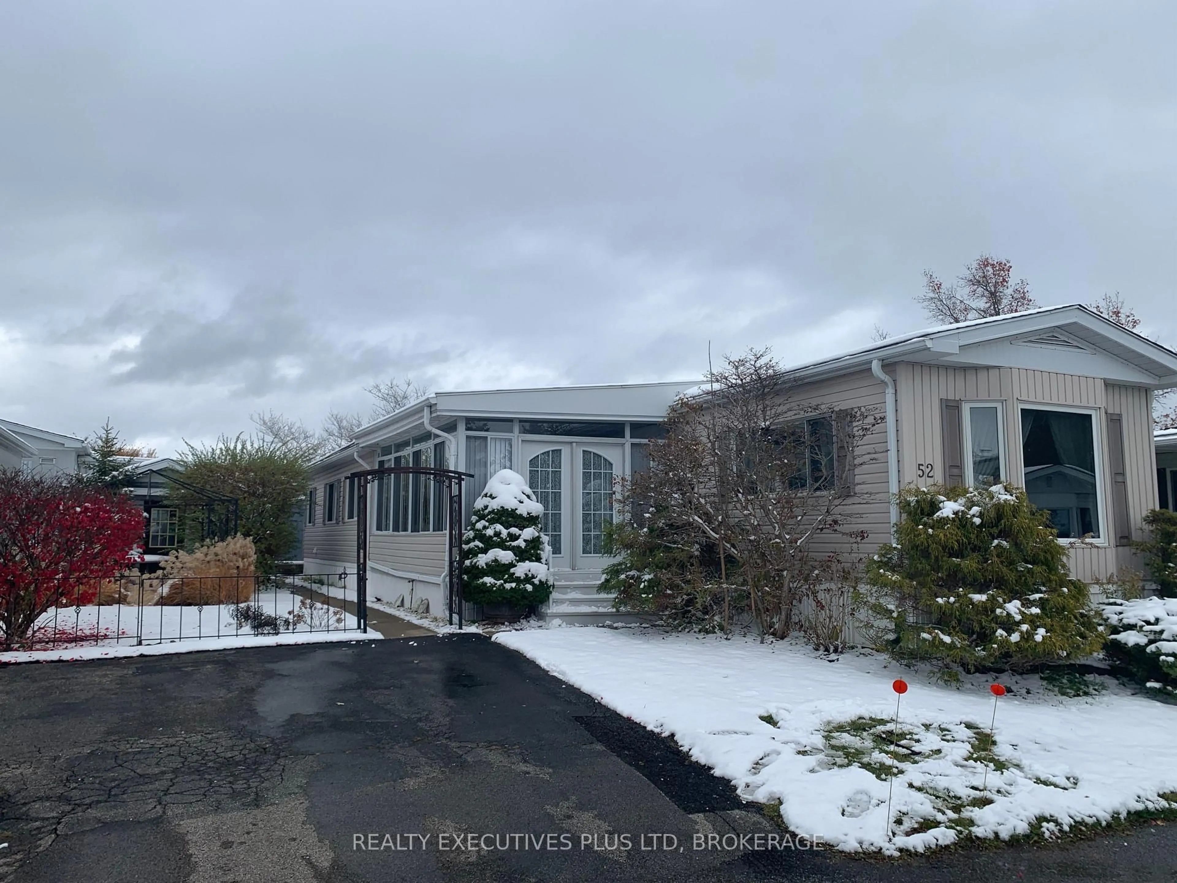 A pic from outside/outdoor area/front of a property/back of a property/a pic from drone, mountain view for 3033 Townline Rd #52, Fort Erie Ontario L0R 1S0
