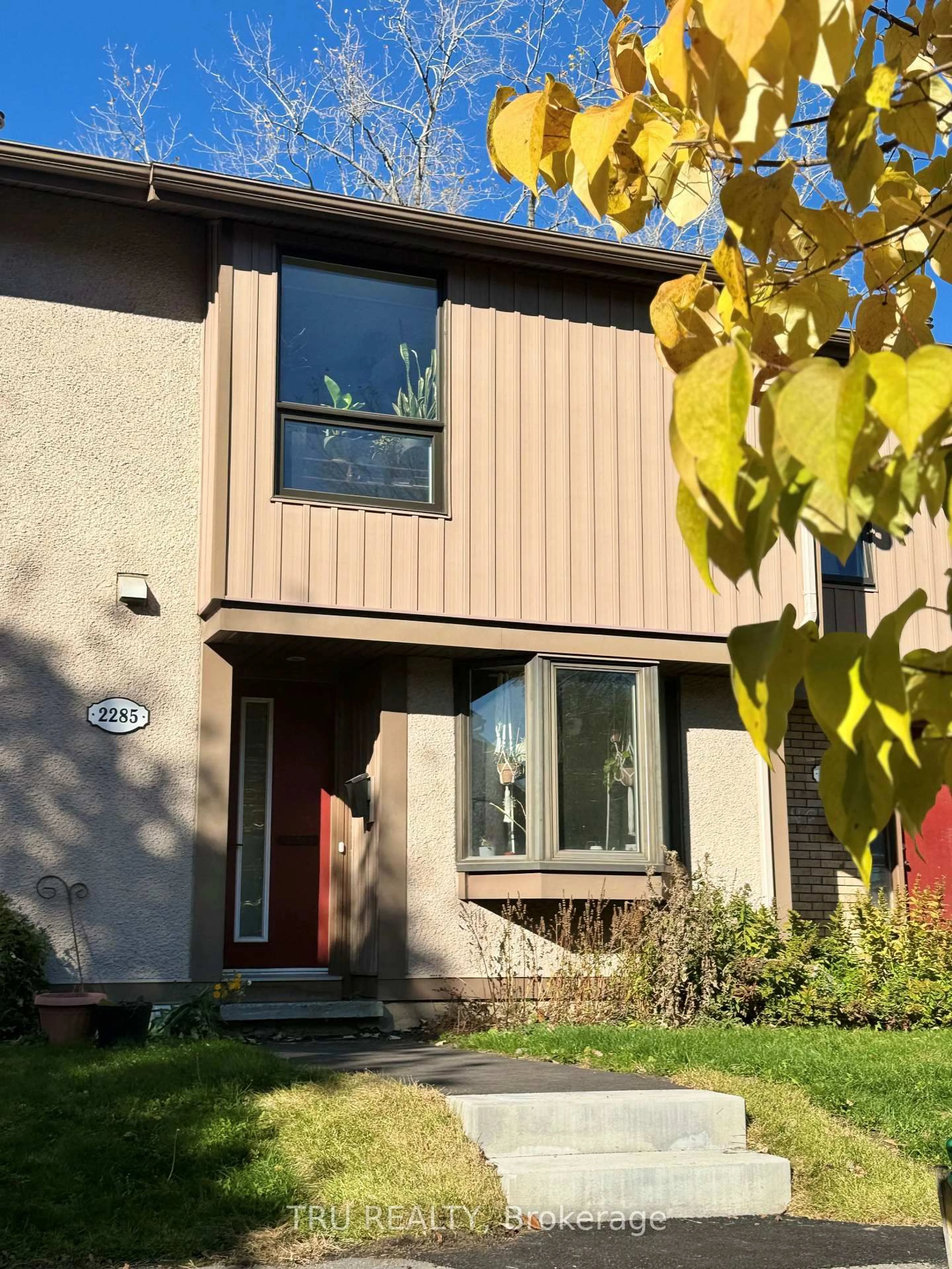 Home with vinyl exterior material, street for 2285 STONEHENGE Cres, Ottawa Ontario K1B 4N7