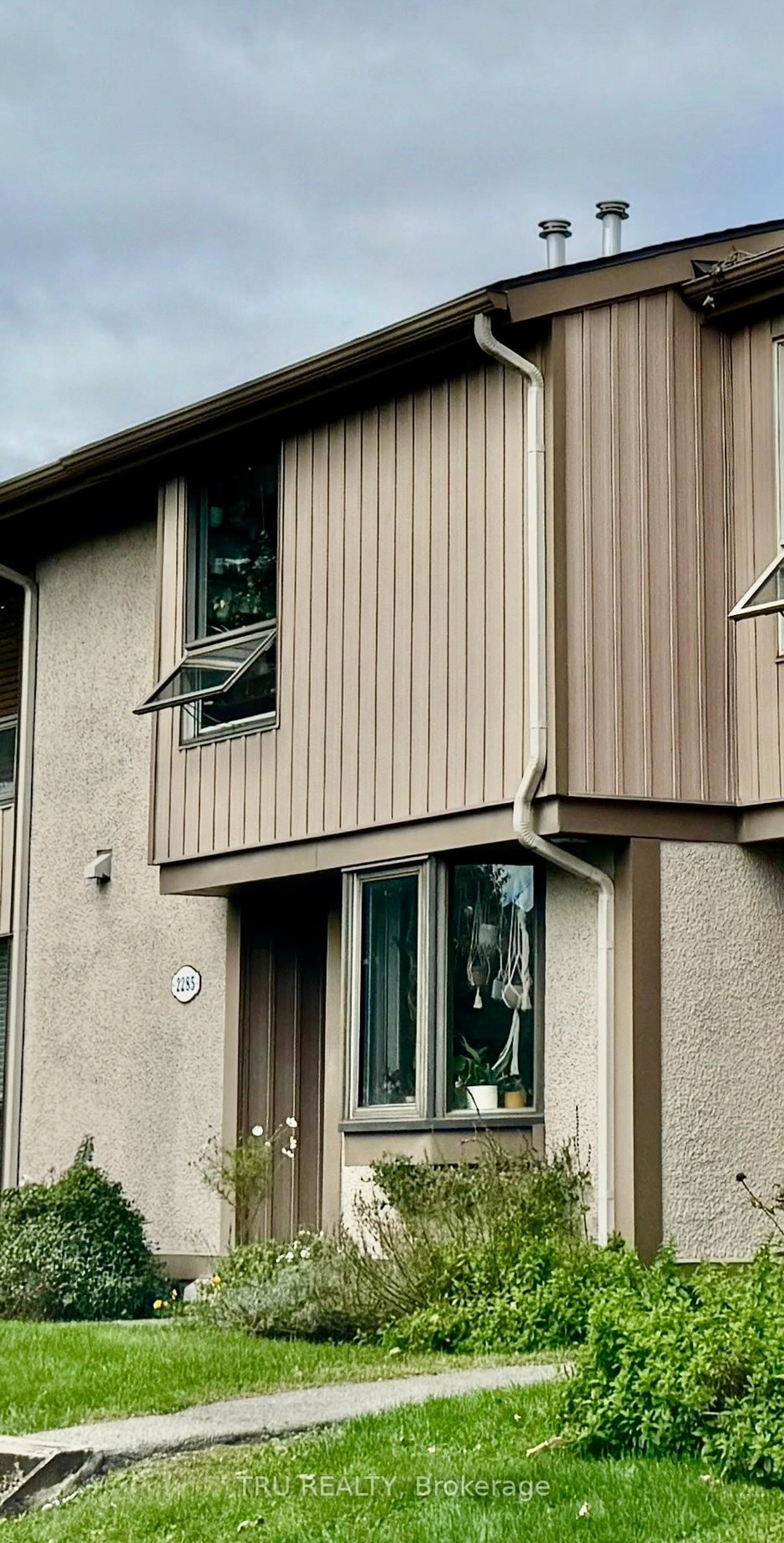 Home with vinyl exterior material, building for 2285 STONEHENGE Cres, Ottawa Ontario K1B 4N7